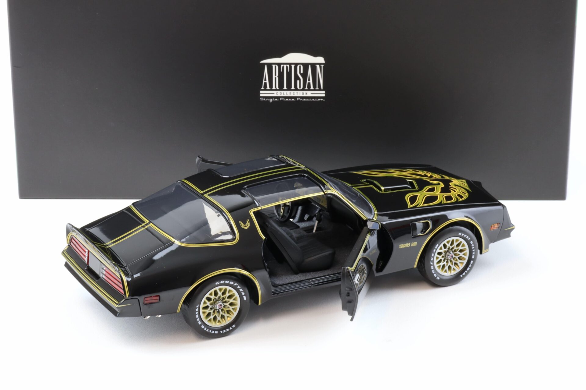 1:18 Greenlight Artisan 1977 Pontiac Firebird Trans Am Coupe black/ gold