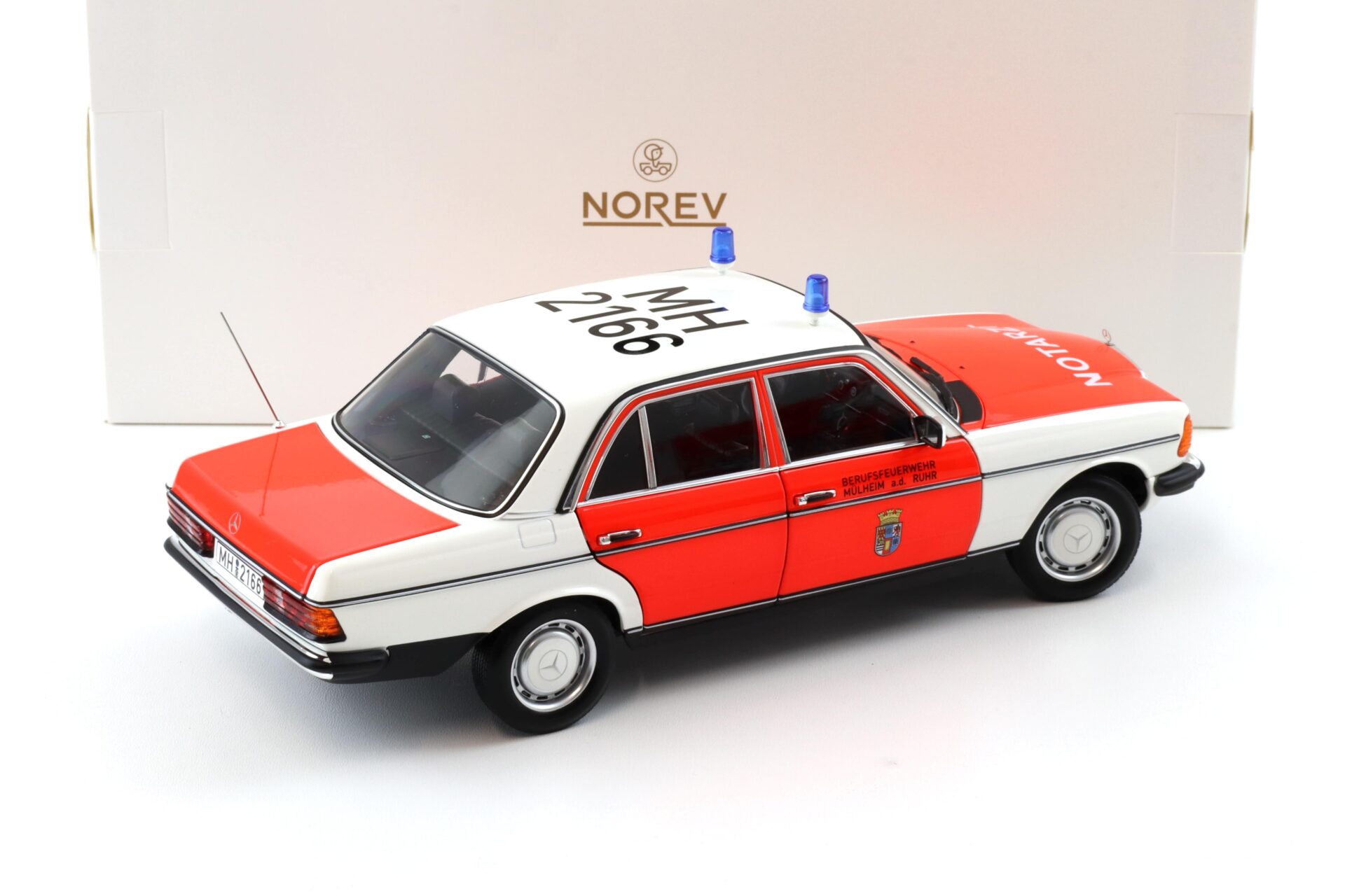 1:18 Norev Mercedes 200 W123 Limousine Notarzt Ambulance 1984