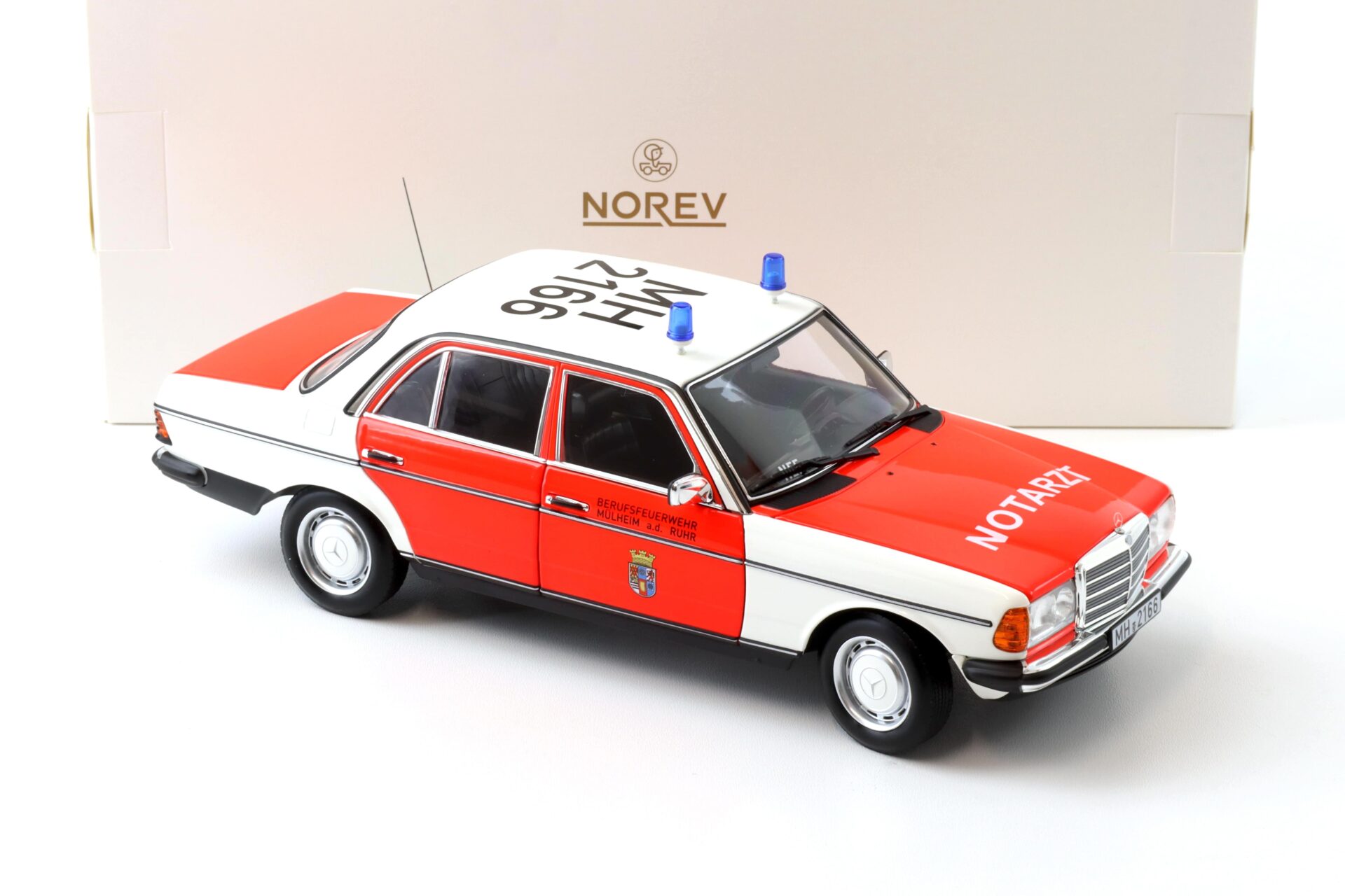 1:18 Norev Mercedes 200 W123 Limousine Notarzt Ambulance 1984