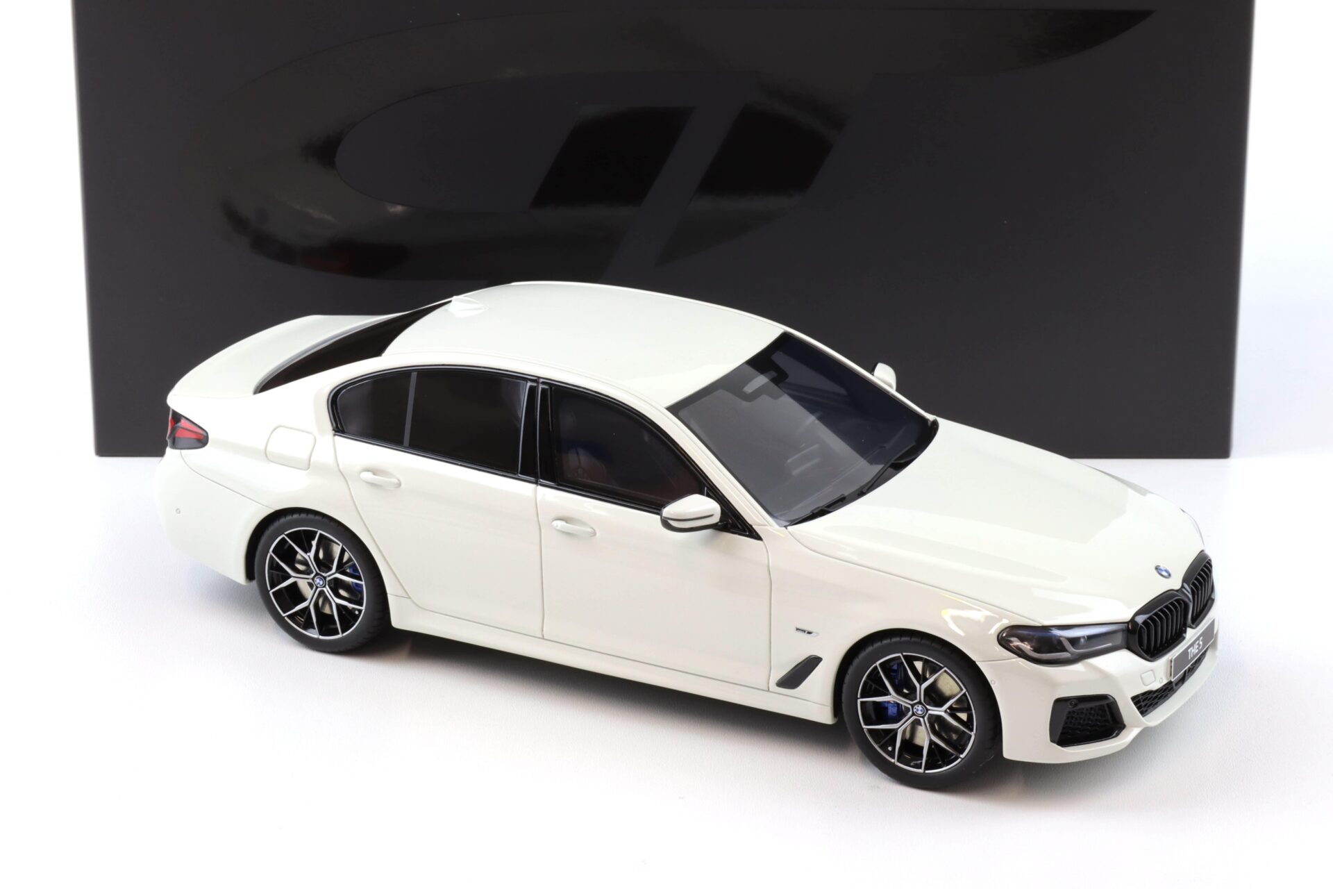 1:18 GT Spirit GT496 BMW 5 Series G30 545E xDrive Limousine M-Sport Alpine white 2023