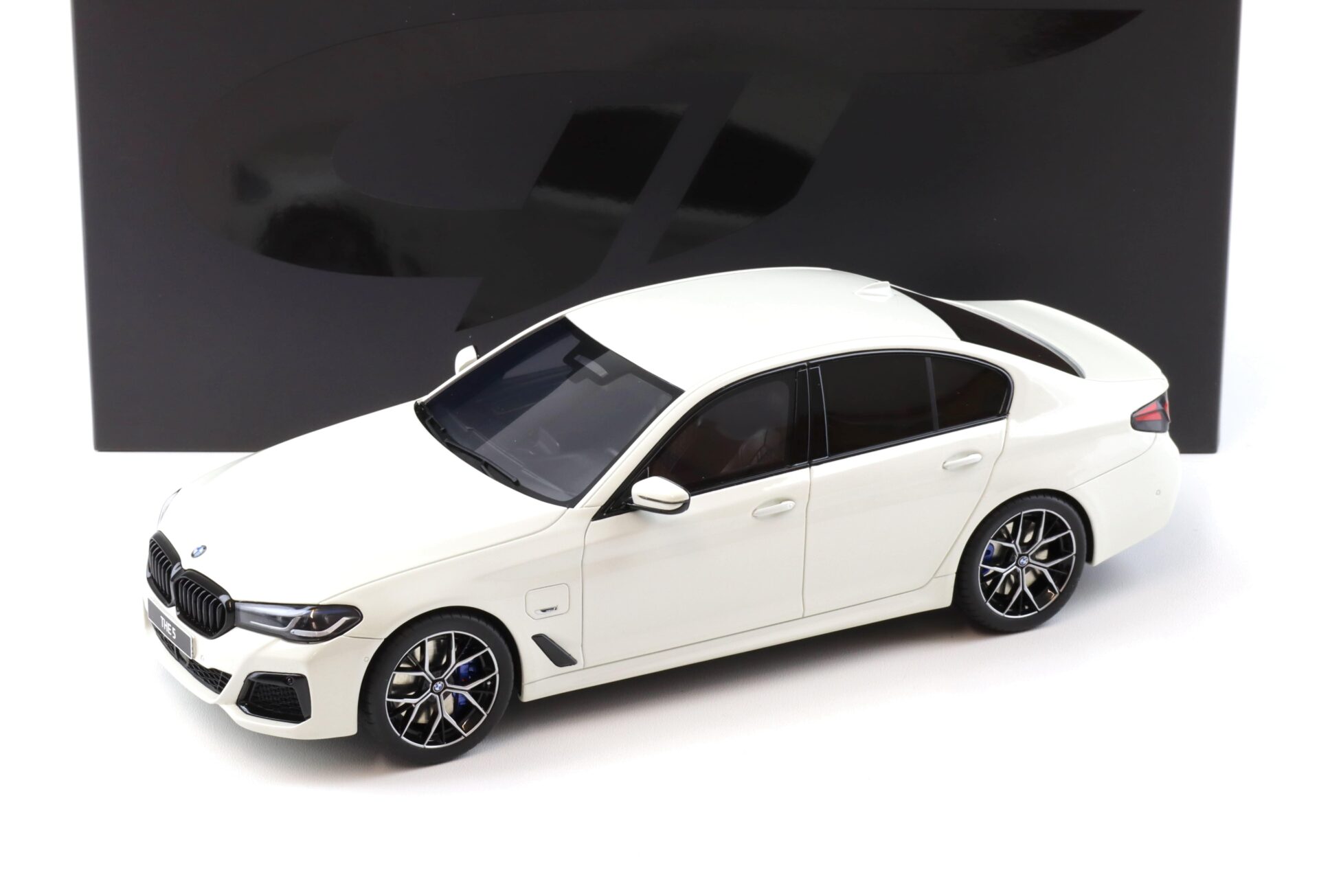 1:18 GT Spirit GT496 BMW 5 Series G30 545E xDrive Limousine M-Sport Alpine white 2023