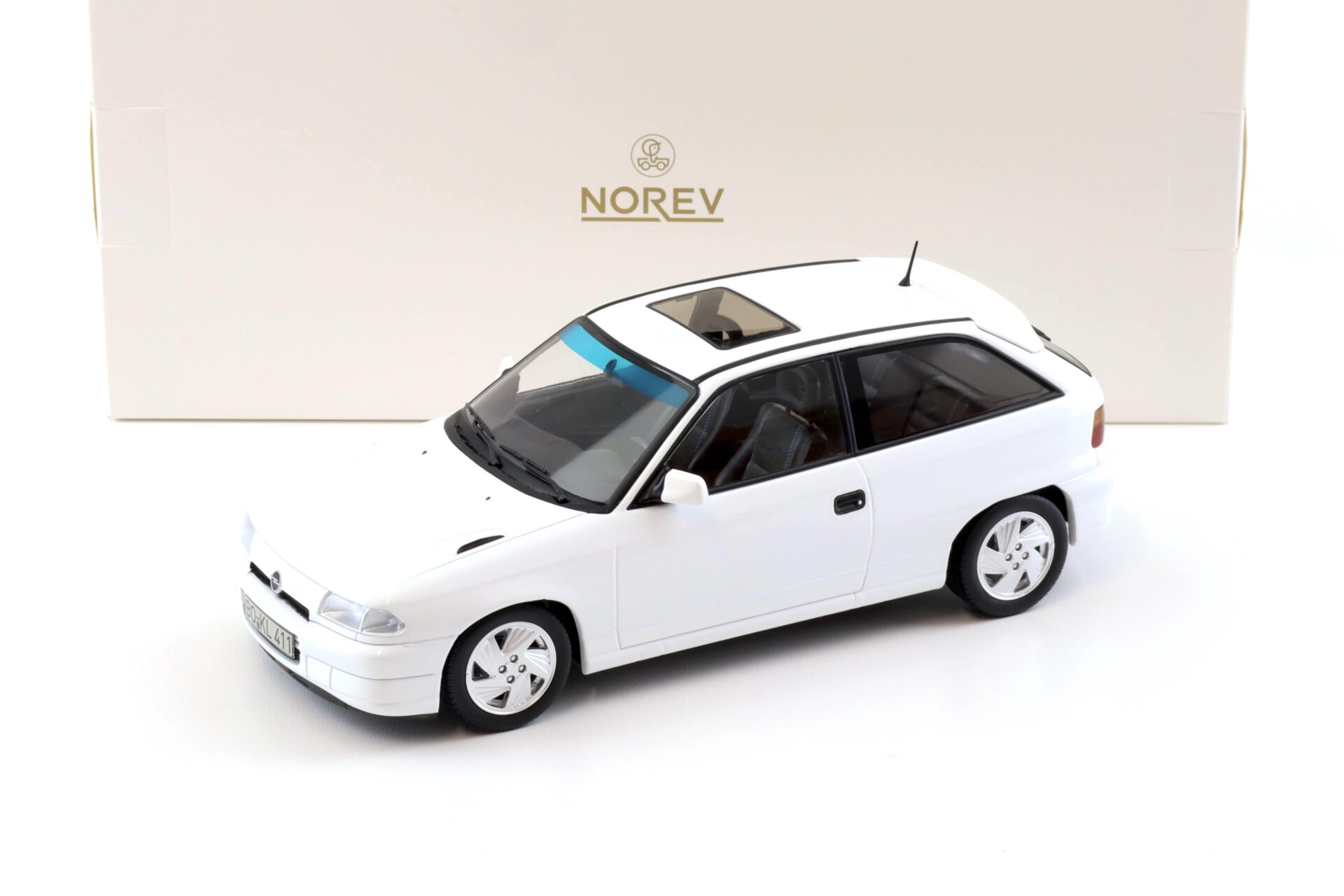 ID 102153 orig.jpg 1:18 Norev Opel Astra F GSi 1992 Casablanca white 183673