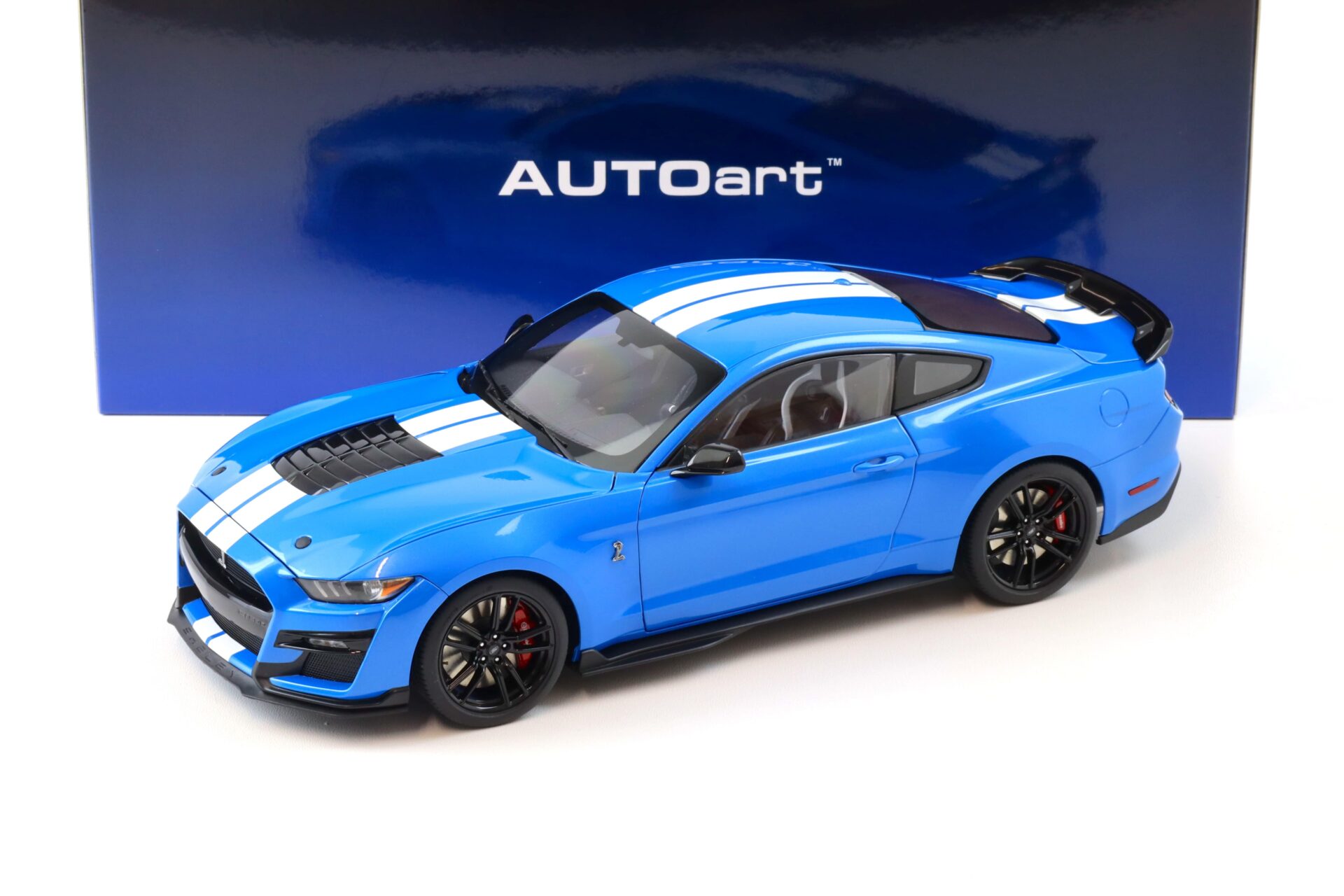 1:18 AUTOart Ford Mustang Shelby GT500 Coupe 2023 Grabber blue/ white stripes