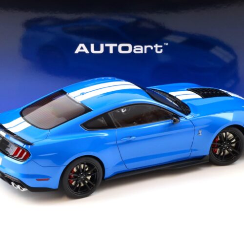 1:18 AUTOart Ford Mustang Shelby GT500 Coupe 2023 Grabber blue/ white stripes