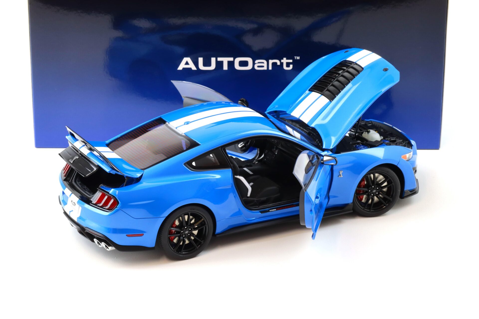 1:18 AUTOart Ford Mustang Shelby GT500 Coupe 2023 Grabber blue/ white stripes