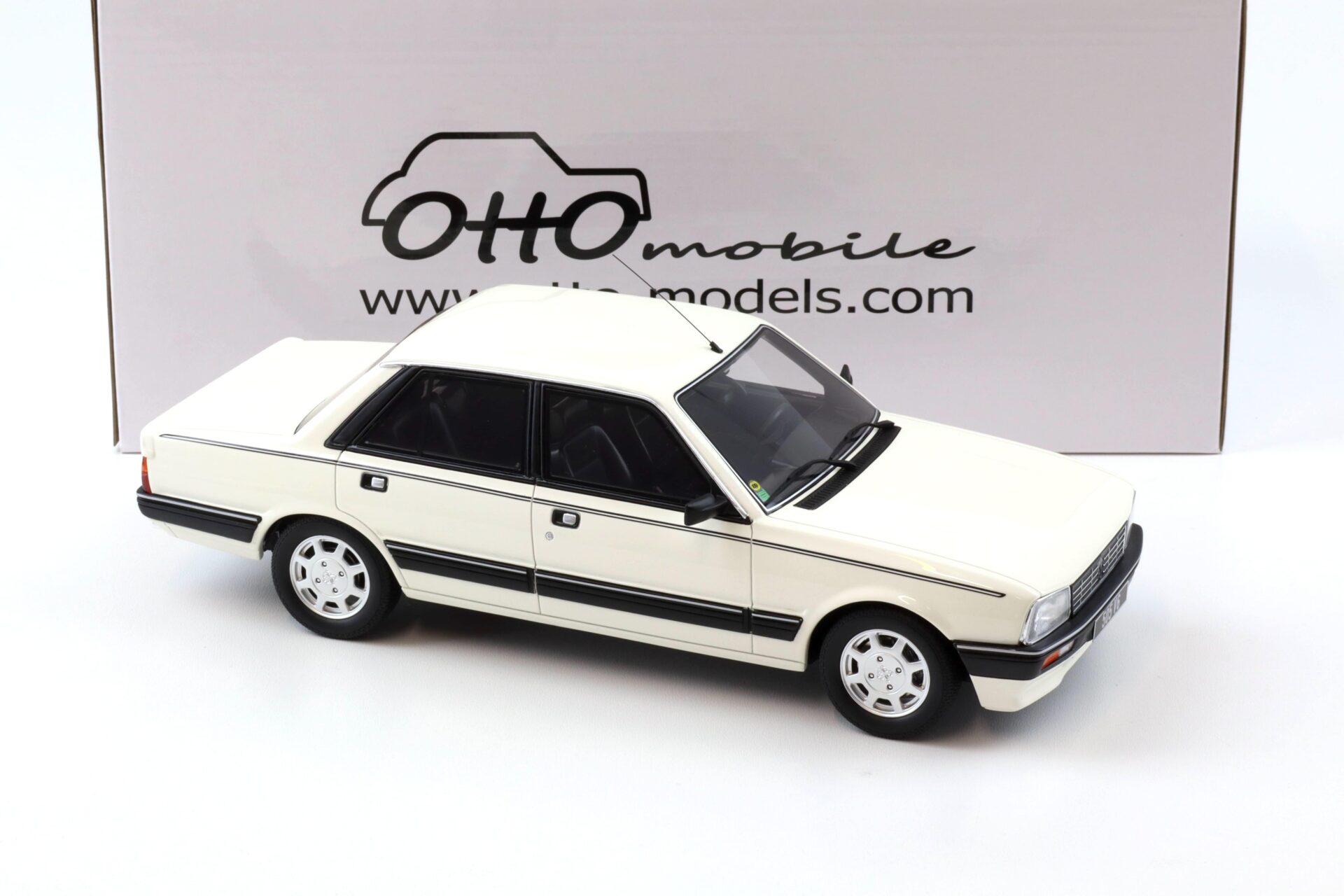 1:18 OTTO mobile OT1297 Peugeot 505 V6 Limousine white 1989