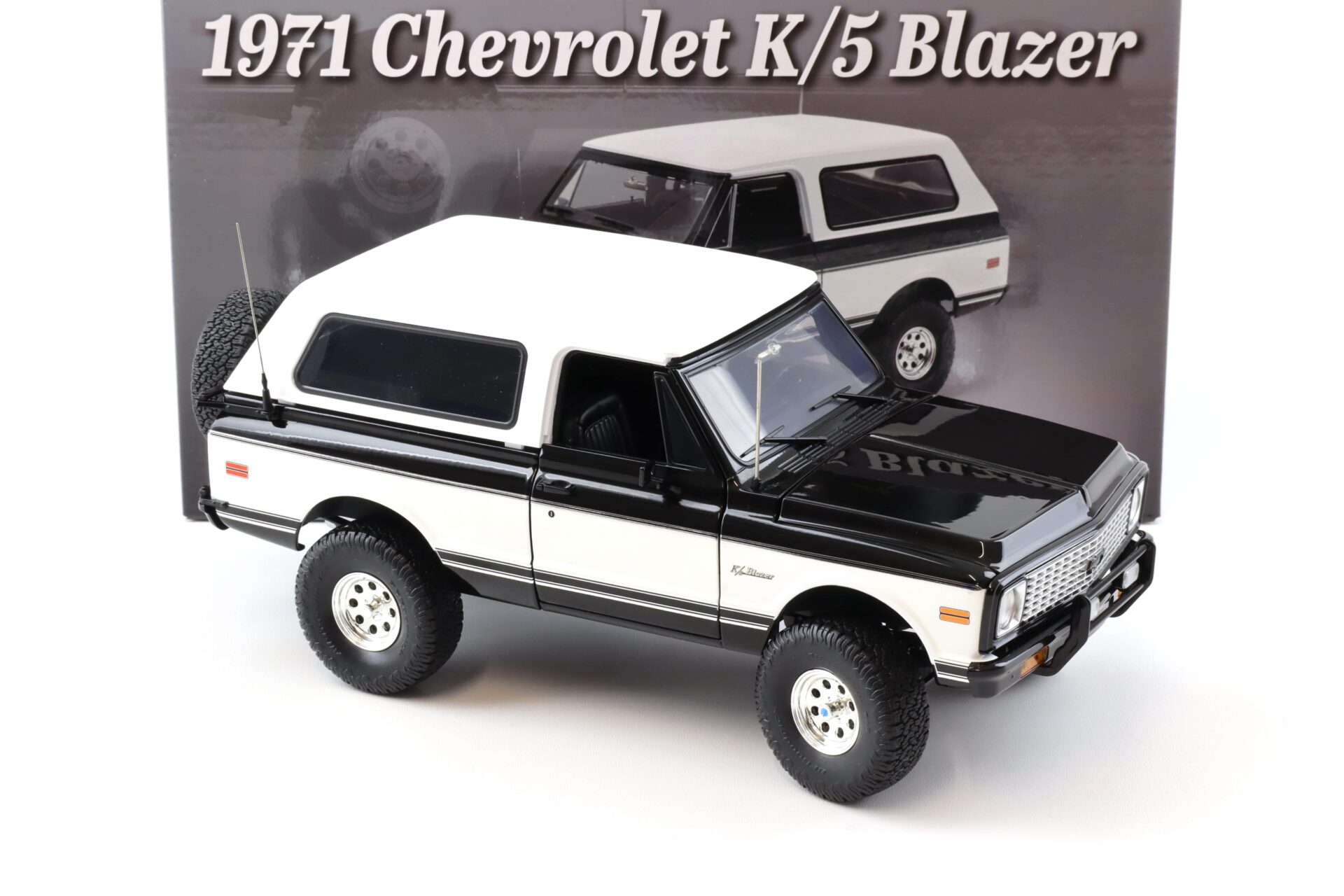 1:18 ACME 1971 Chevrolet K5 Blazer Classic Tuxedo Black & White Two