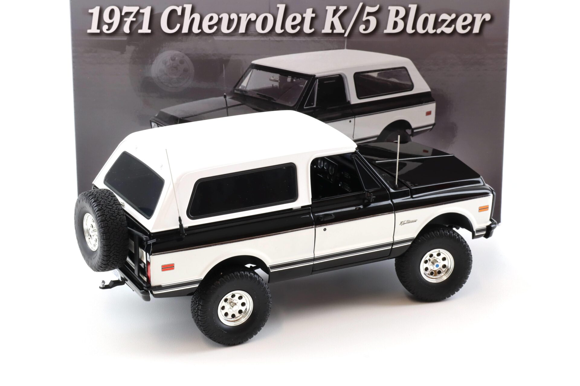 1:18 ACME 1971 Chevrolet K5 Blazer Classic Tuxedo Black & White Two