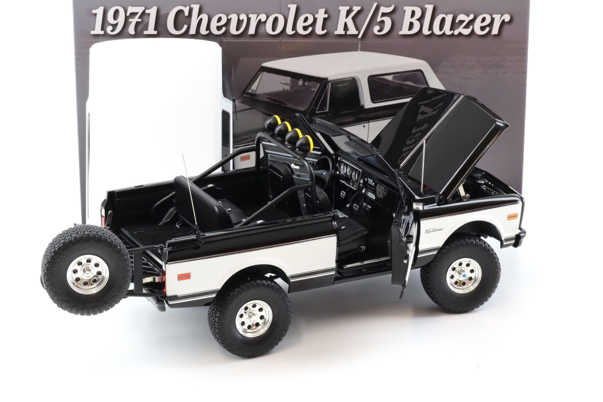1:18 ACME 1971 Chevrolet K5 Blazer Classic Tuxedo Black & White Two