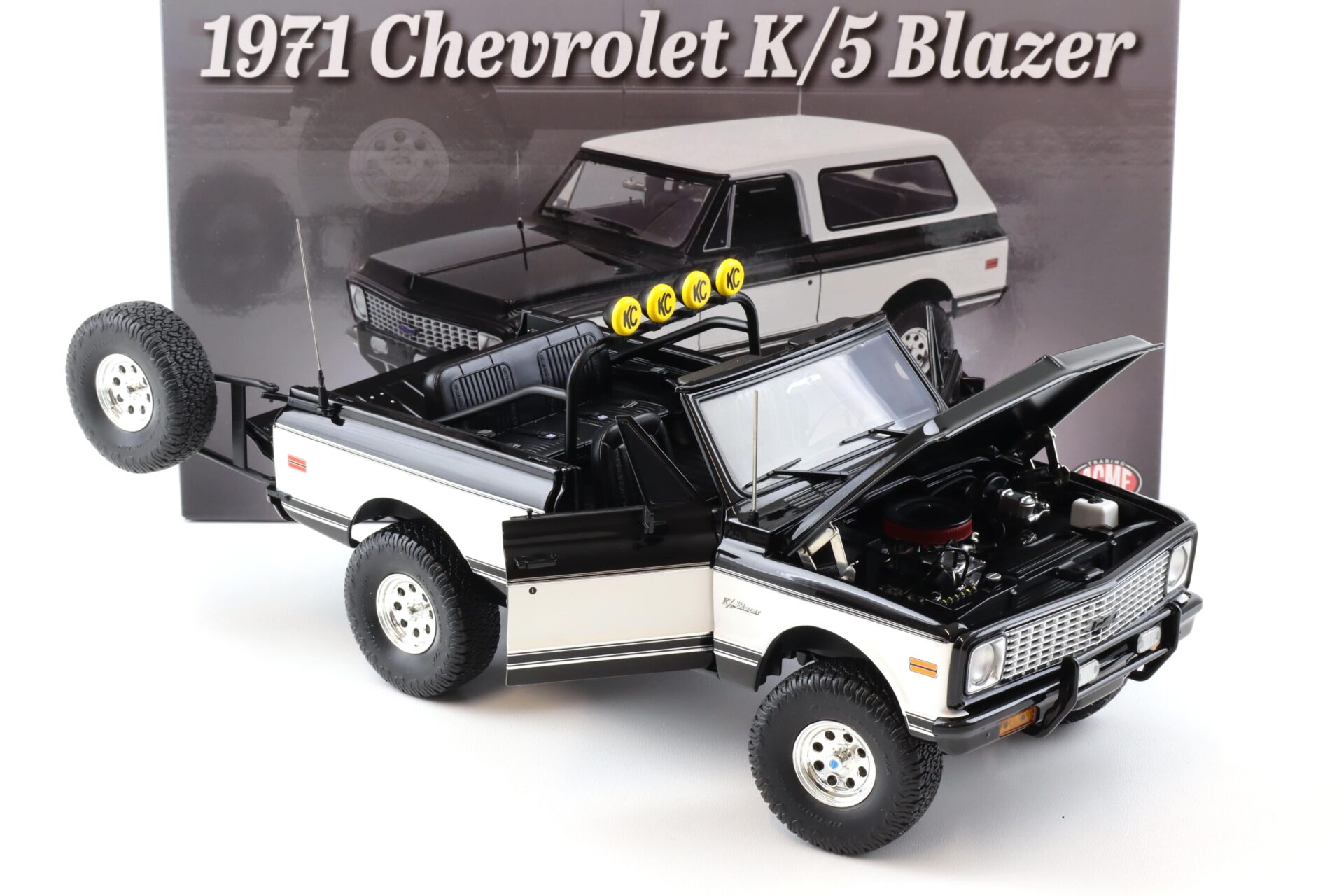 1:18 ACME 1971 Chevrolet K5 Blazer Classic Tuxedo Black & White Two