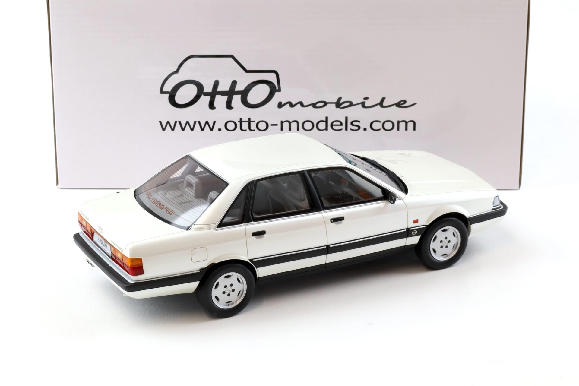 1:18 OTTO mobile OT408 Audi 200 Quattro 20V Limousine white metallic 1989
