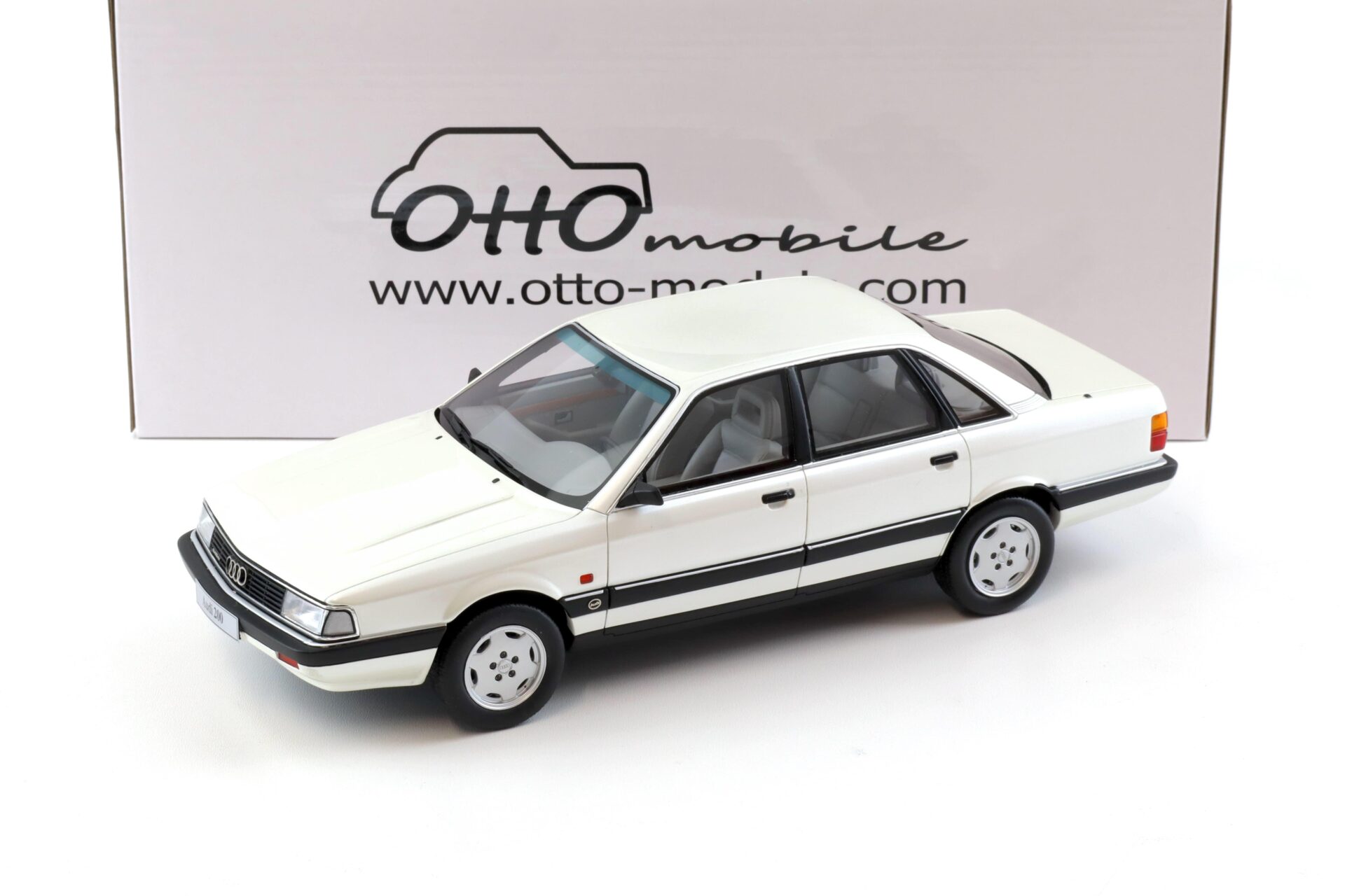 1:18 OTTO mobile OT408 Audi 200 Quattro 20V Limousine white metallic 1989