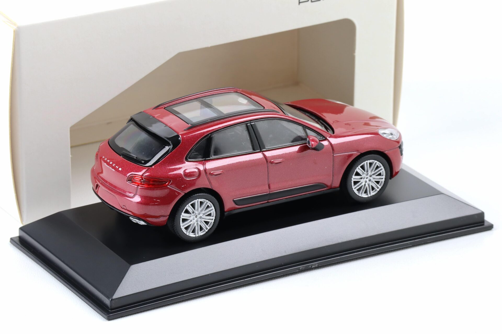 1:43 Welly Porsche Macan Turbo 2018 Porsche Leipzig Impuls red metallic