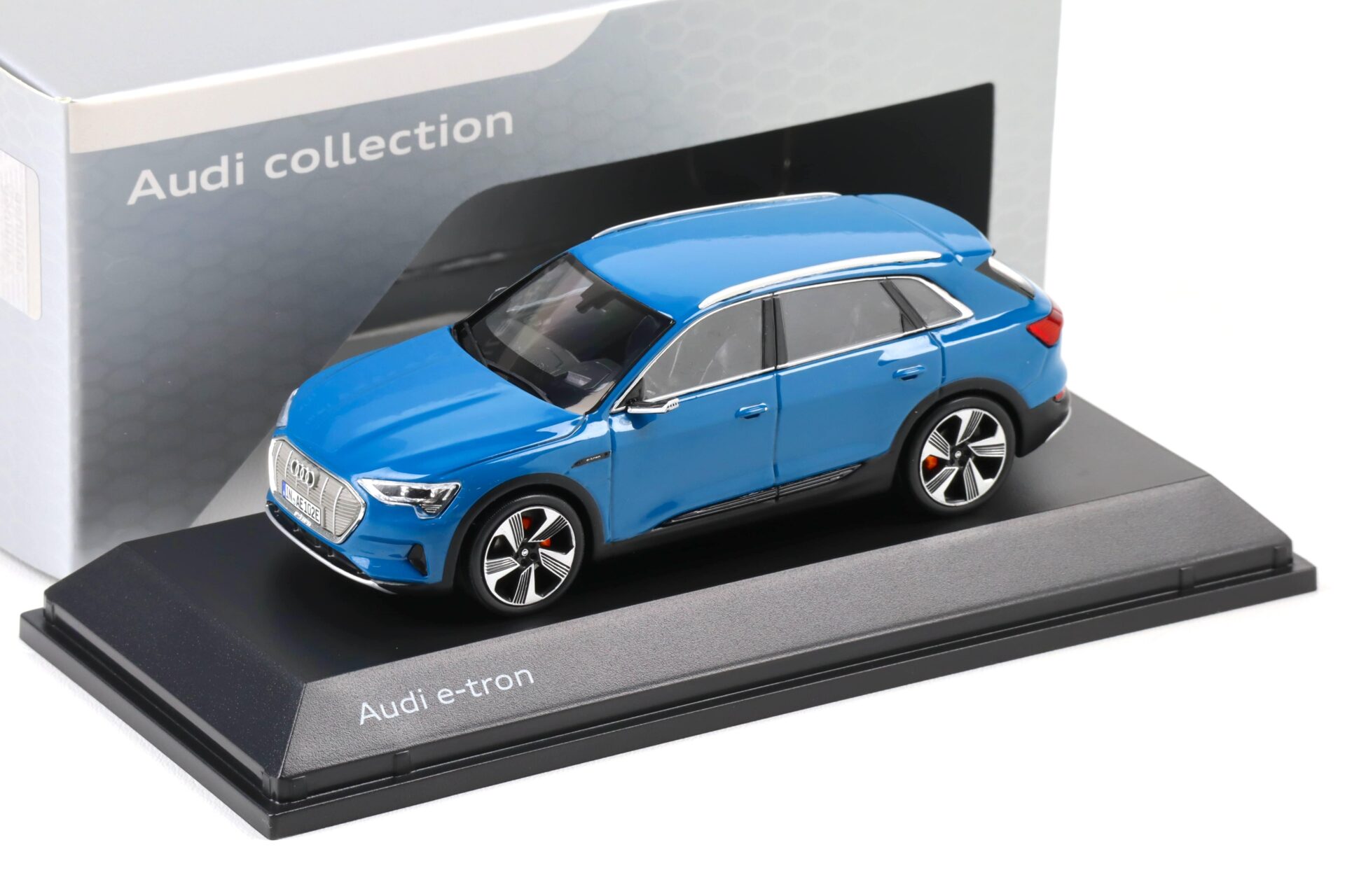 ID 104547 orig.jpg 1:43 Spark Audi e-tron 2019 Antigua blue DEALER VERSION
