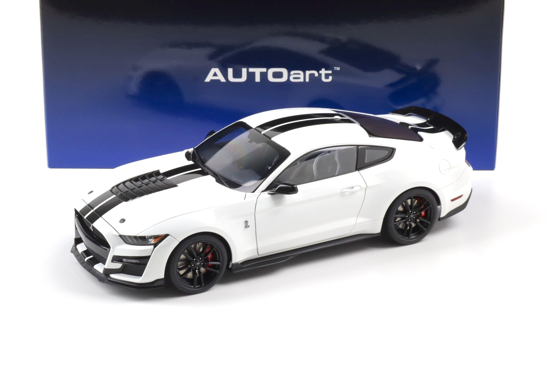 1:18 AUTOart Ford Mustang Shelby GT500 Coupe 2023 Oxford white/ black stripes
