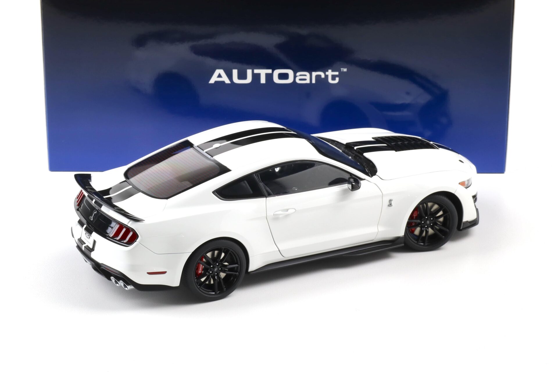 1:18 AUTOart Ford Mustang Shelby GT500 Coupe 2023 Oxford white/ black stripes