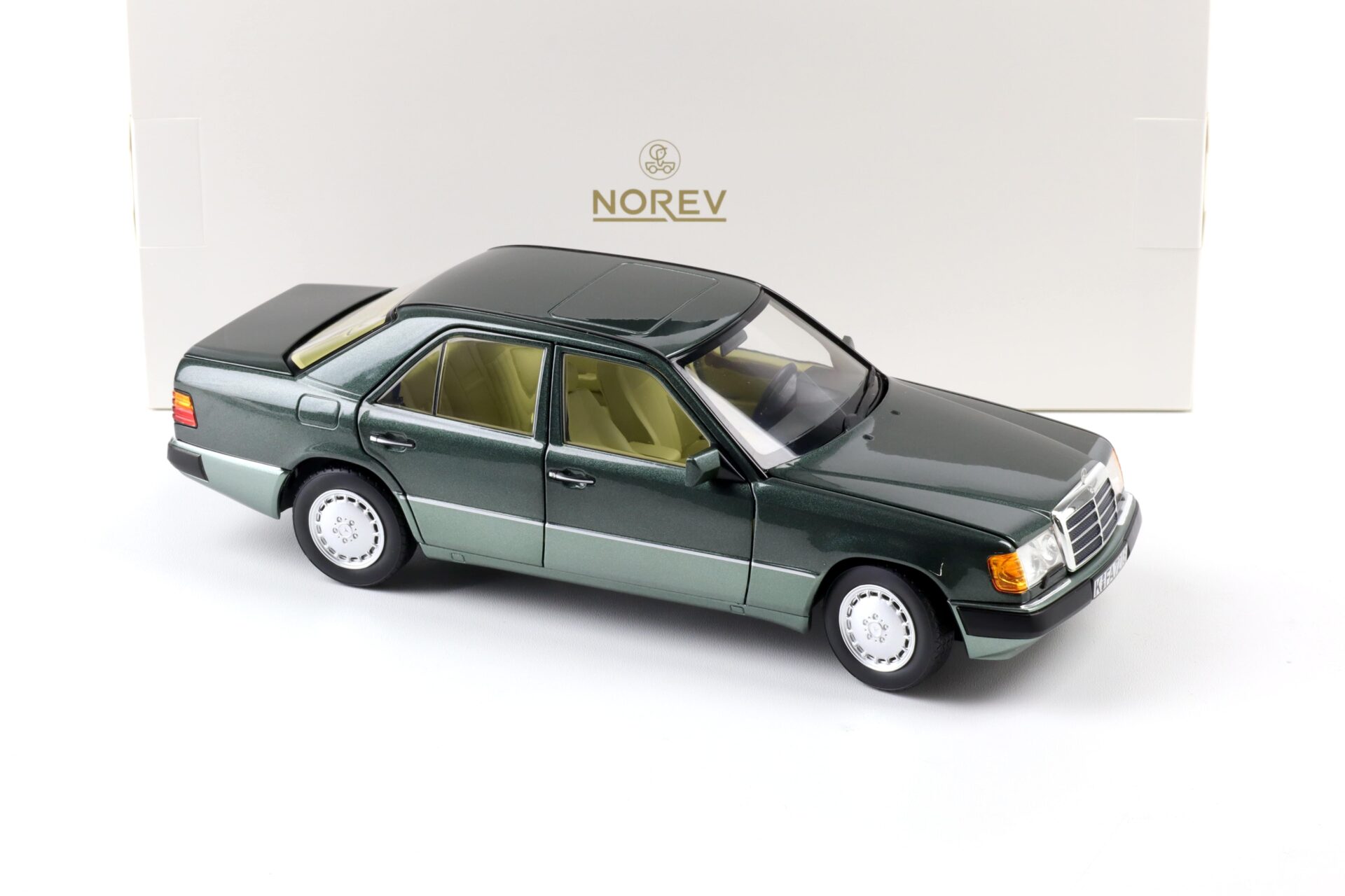 1:18 Norev Mercedes 230 E W124 Limousine 1990 Night green metallic 183952