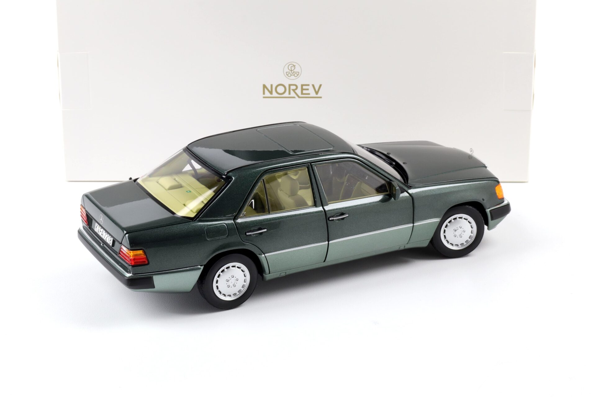 1:18 Norev Mercedes 230 E W124 Limousine 1990 Night green metallic 183952