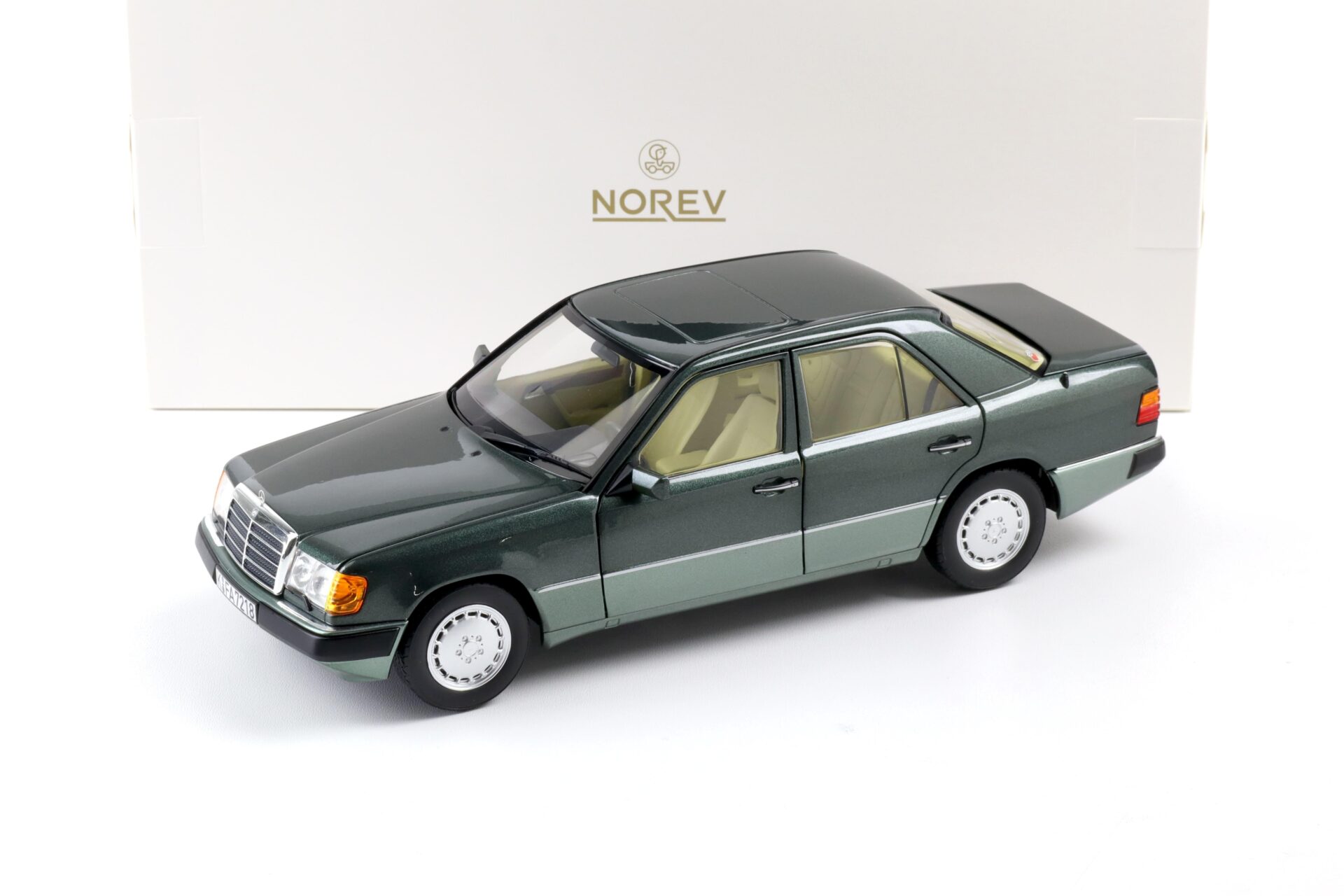 1:18 Norev Mercedes 230 E W124 Limousine 1990 Night green metallic 183952