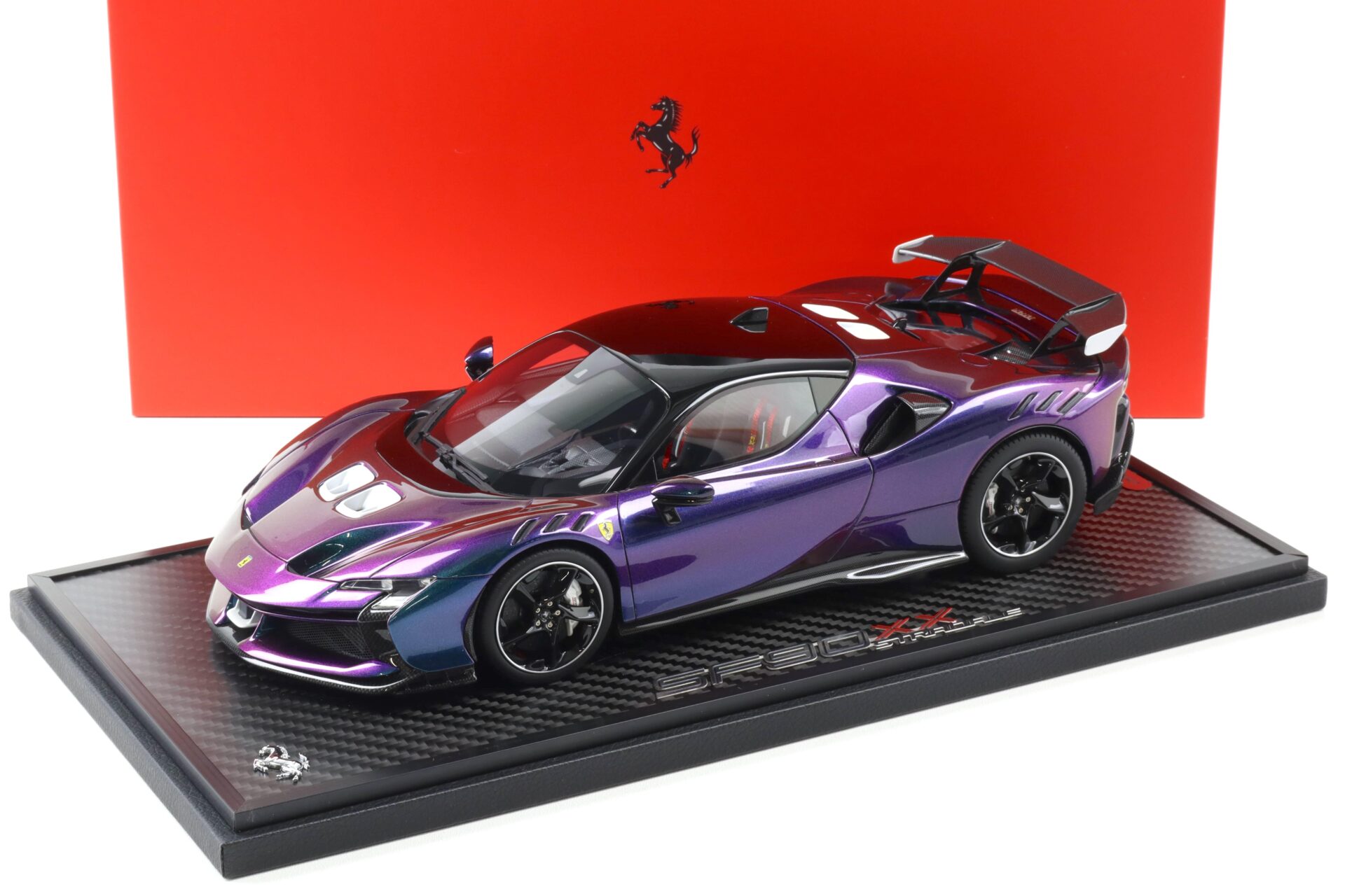 1:18 BBR Ferrari SF90 XX Stradale Chameleon/ black roof with display - Limited 15 pcs.
