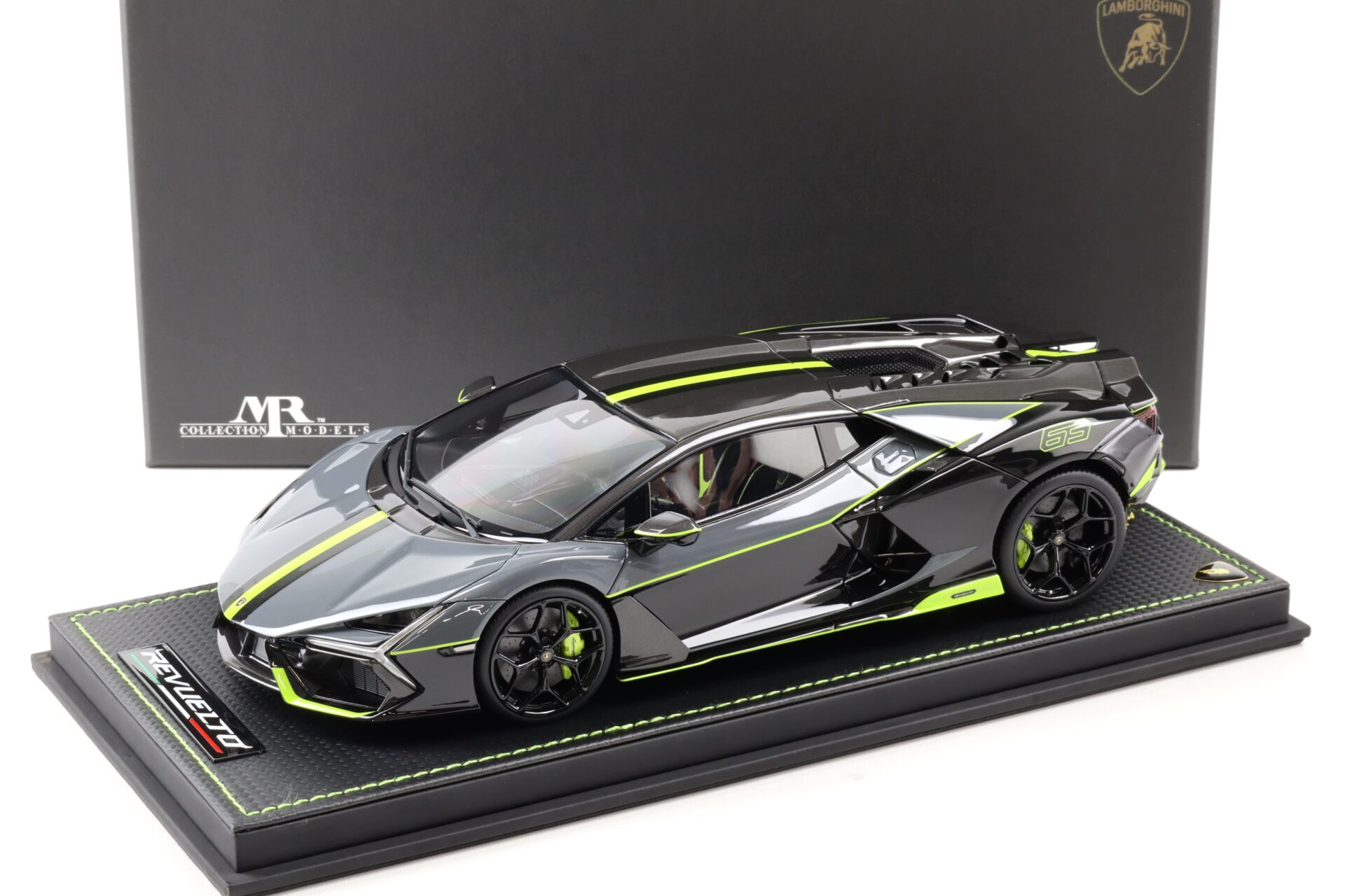 1:18 MR Collection Lamborghini Revuelto Grigio Telesto/ verde with Showcase - Limited 99 pcs.