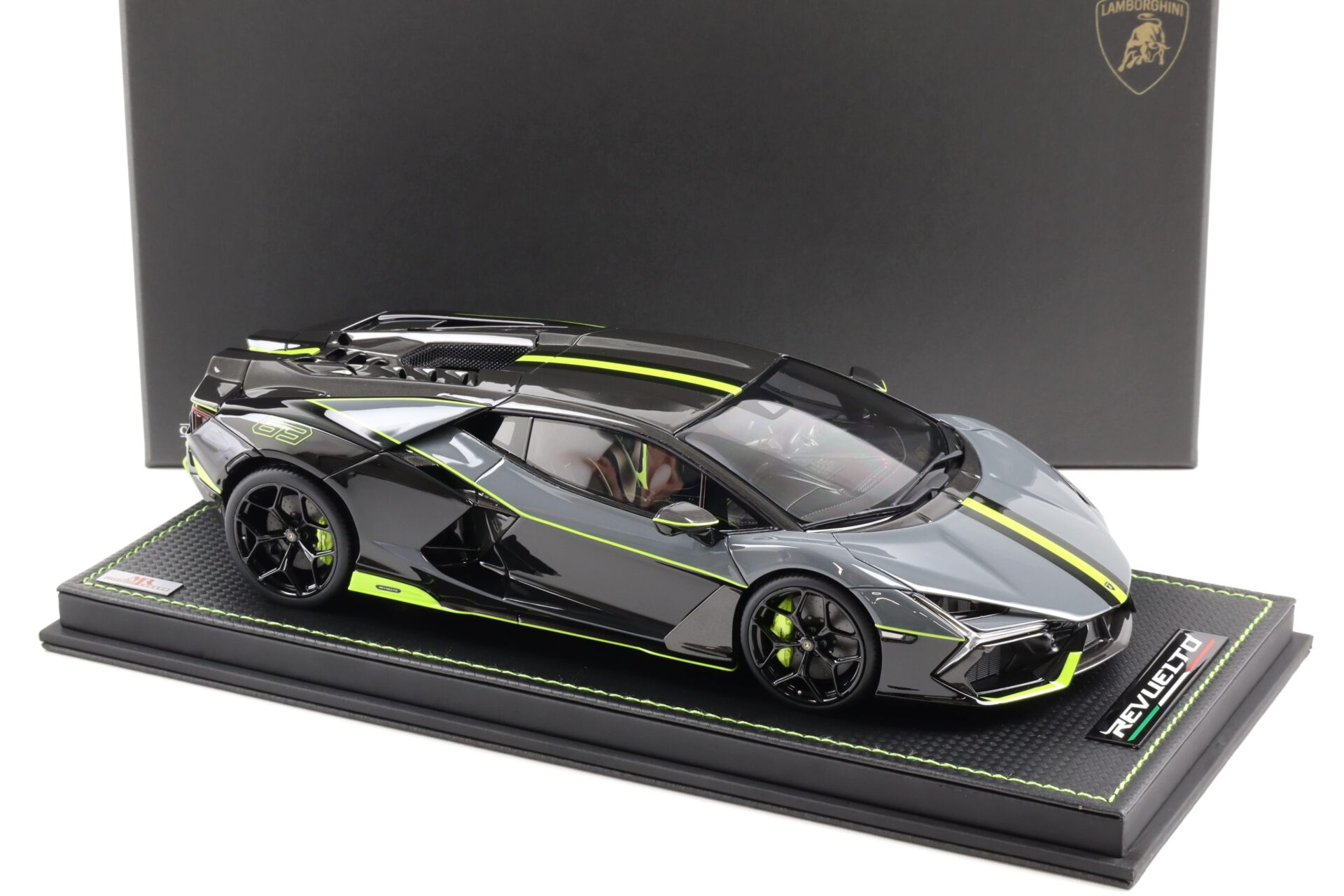 1:18 MR Collection Lamborghini Revuelto Grigio Telesto/ verde with Showcase - Limited 99 pcs.