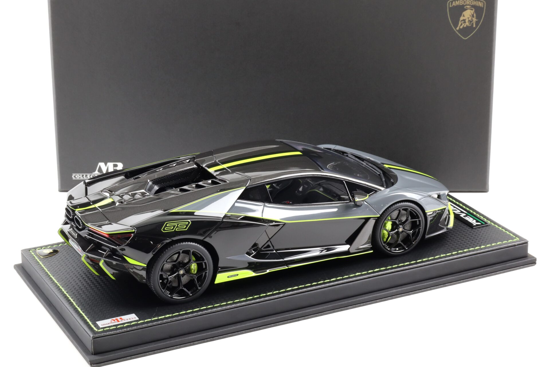 1:18 MR Collection Lamborghini Revuelto Grigio Telesto/ verde with Showcase - Limited 99 pcs.