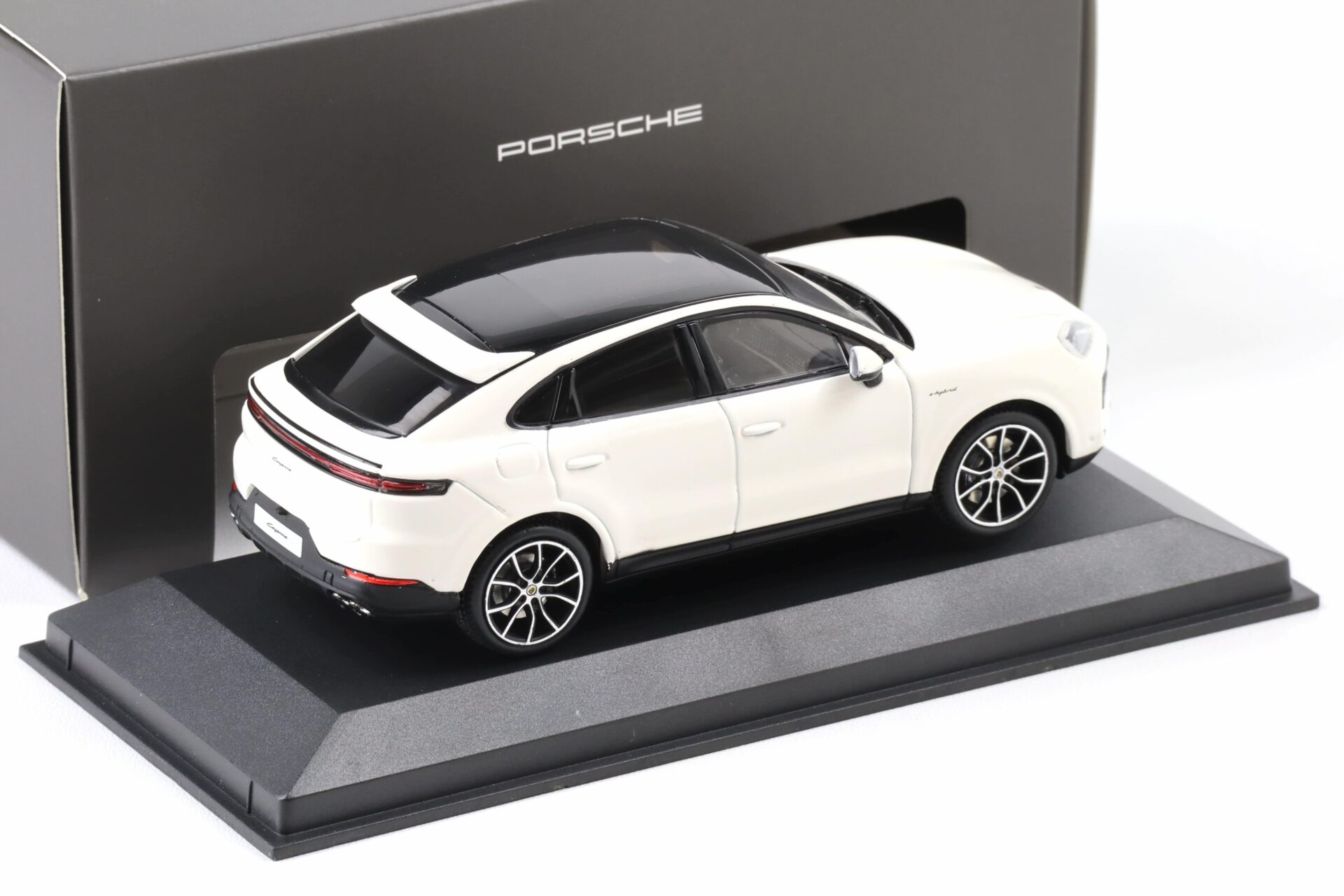 1:43 Solido Porsche Cayenne E-Hybrid Coupe (E3 II) Carrera white WAP DEALER