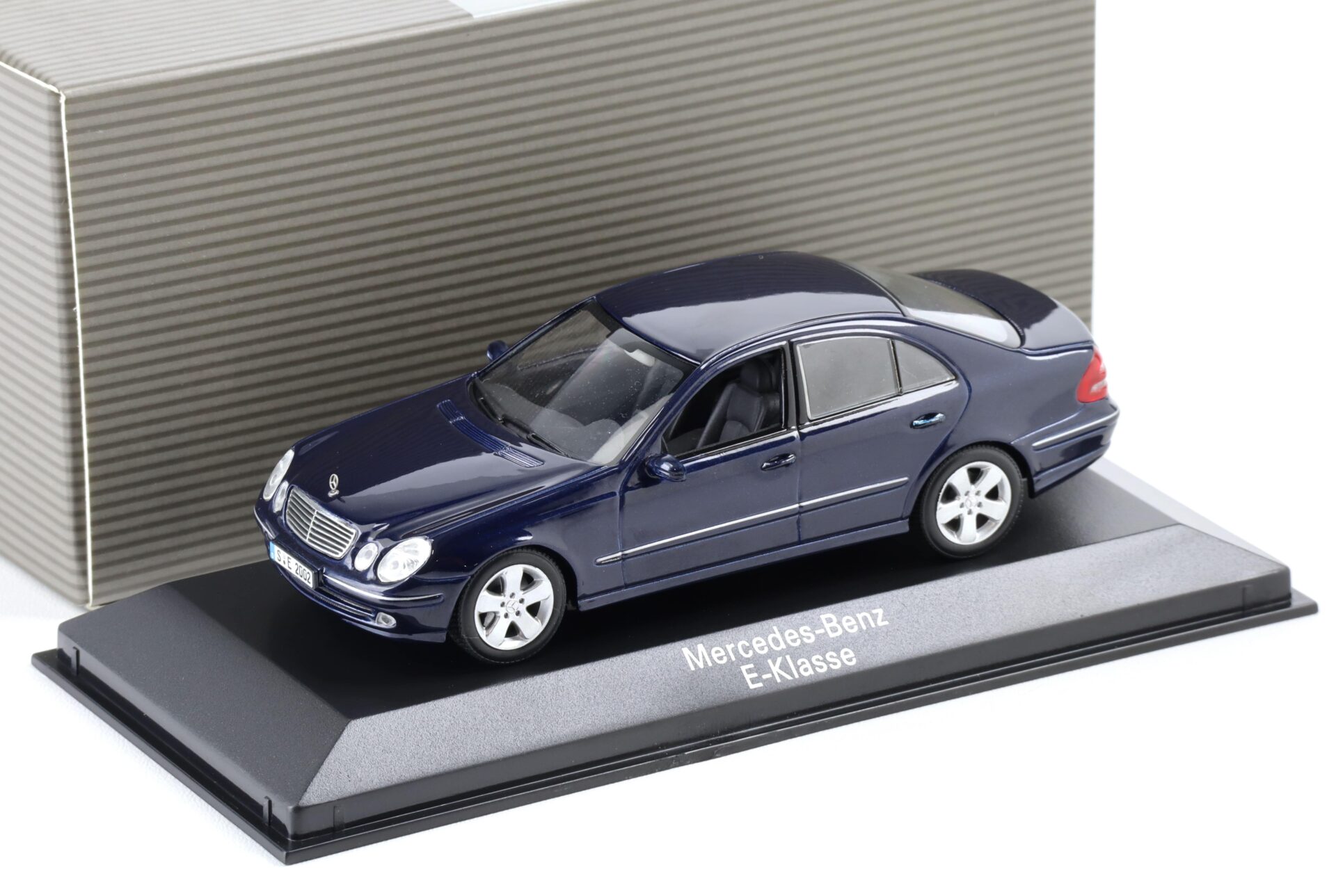 ID 104759 orig 2.jpg 1:43 Minichamps Mercedes E-Klasse Limousine W211 tanzanite blue DEALER VERSION
