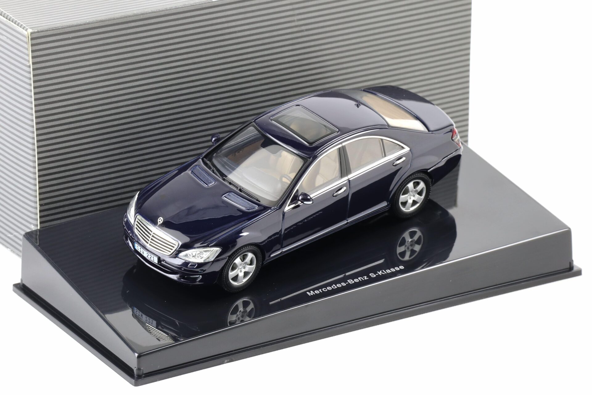 1:43 AUTOart Mercedes S-Klasse W221 Limousine tanzanite blue DEALER VERSION