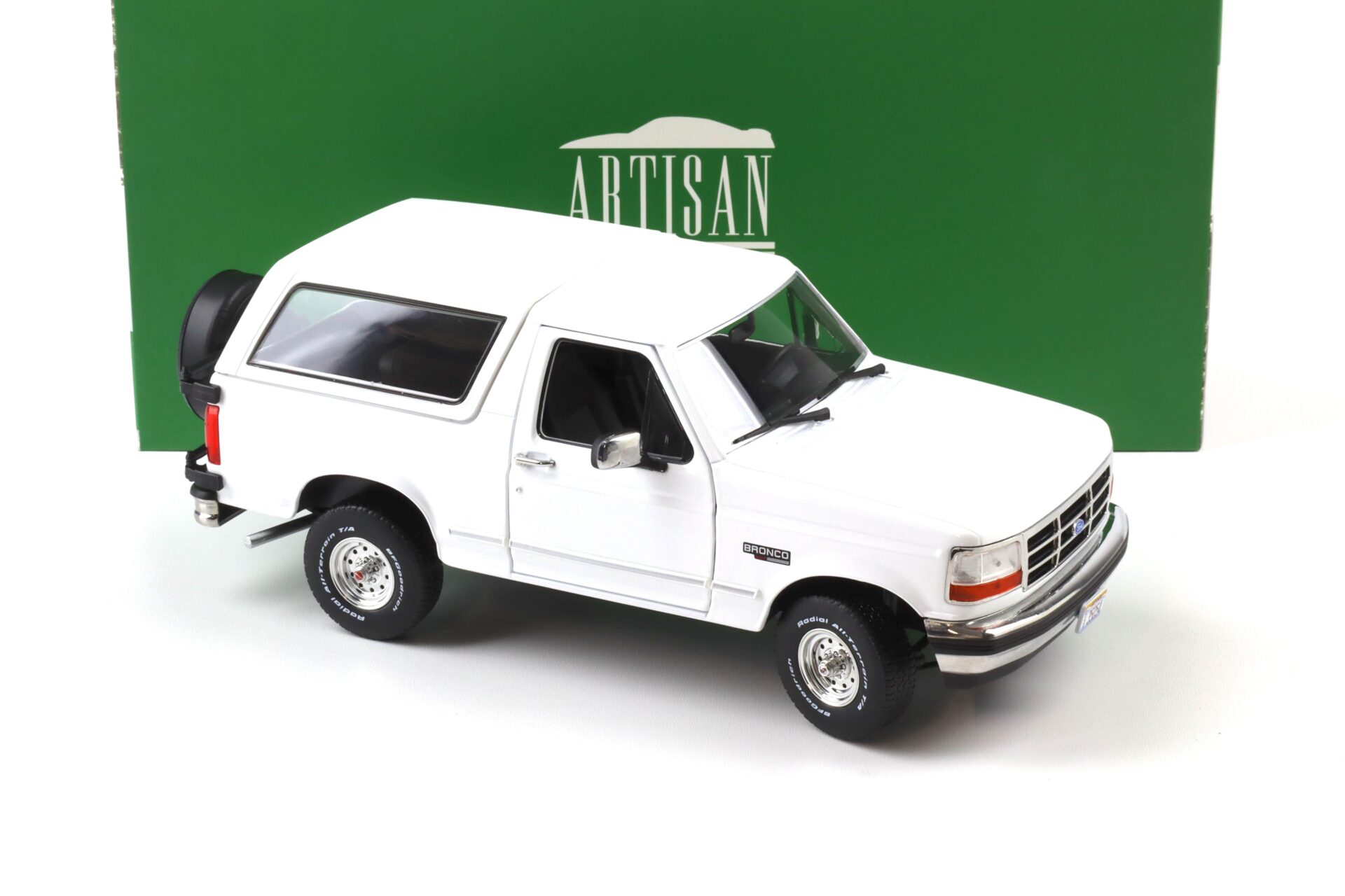 1:18 Greenlight 1993 Ford Bronco XLT Oxford white