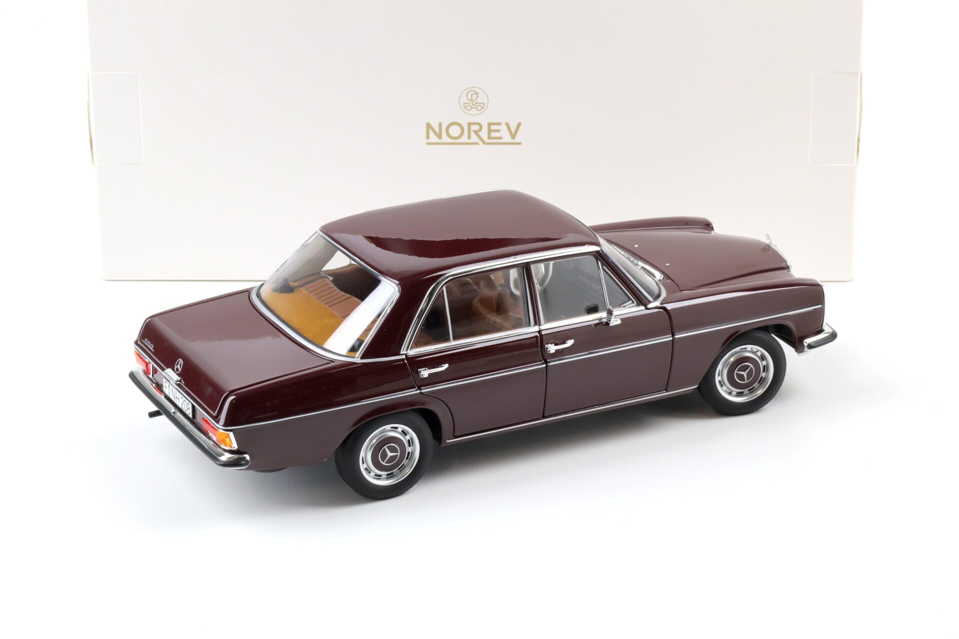 1:18 Norev Mercedes 200 Strich-Acht /8 W115 Limousine dark red brown