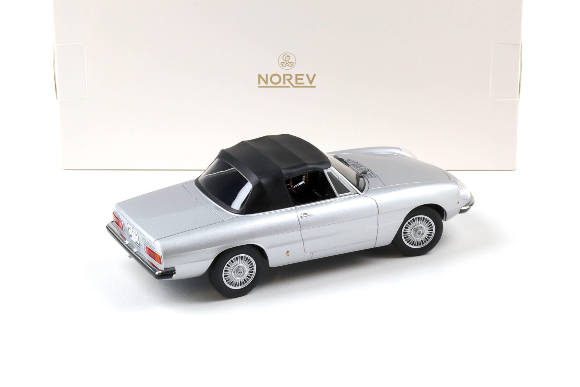 1:18 Norev Alfa Romeo 2000 Spider 1978 silver metallic with top 187884