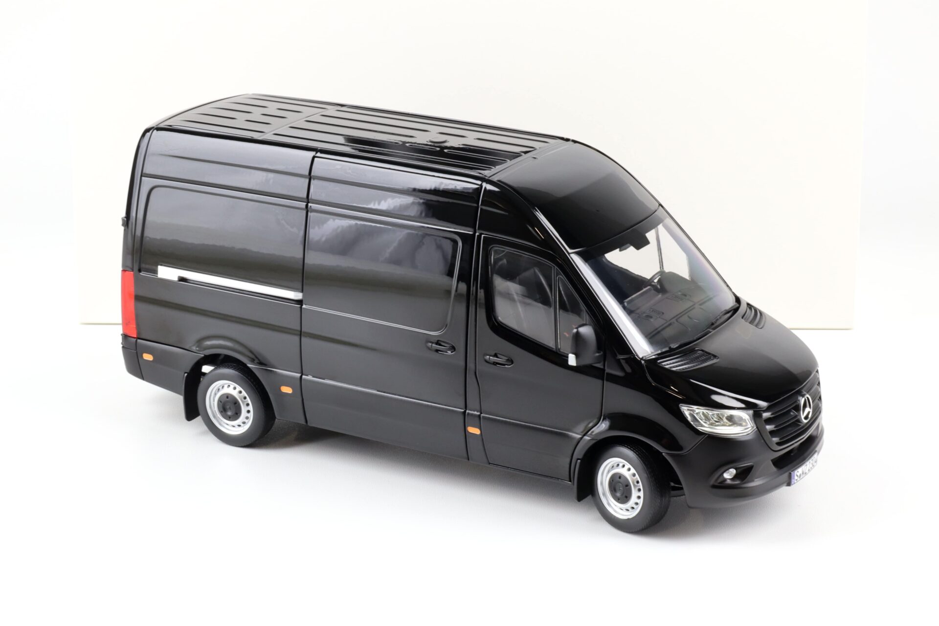 1:18 Norev Mercedes Sprinter Kasten 2018 black 183041