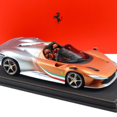 1:18 BBR Ferrari Daytona SP3 Seat orange/ Titanium grey with Showcase