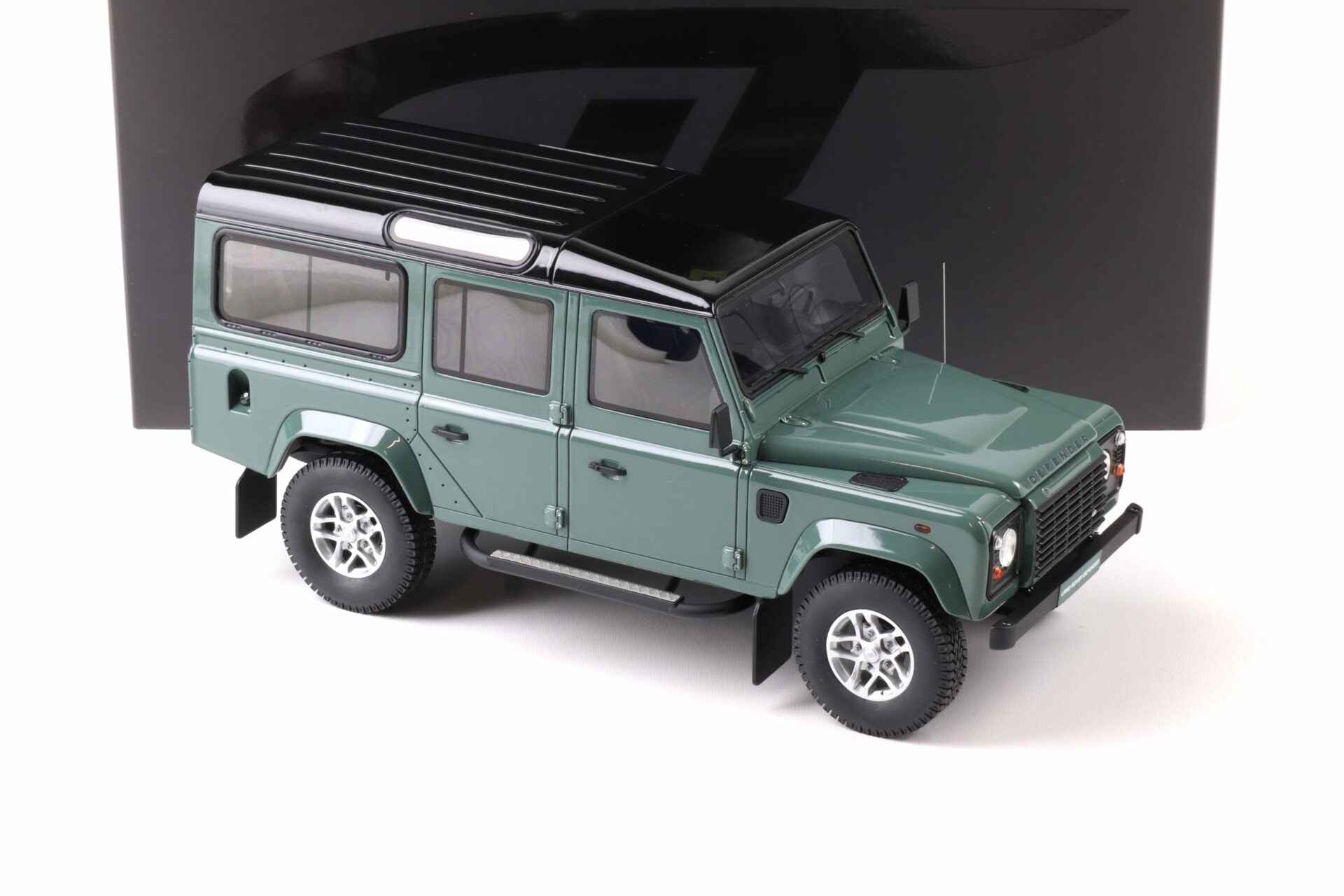 1:18 GT Spirit GT527 Land Rover Defender 3 Station Wagon 2016 Keswick green