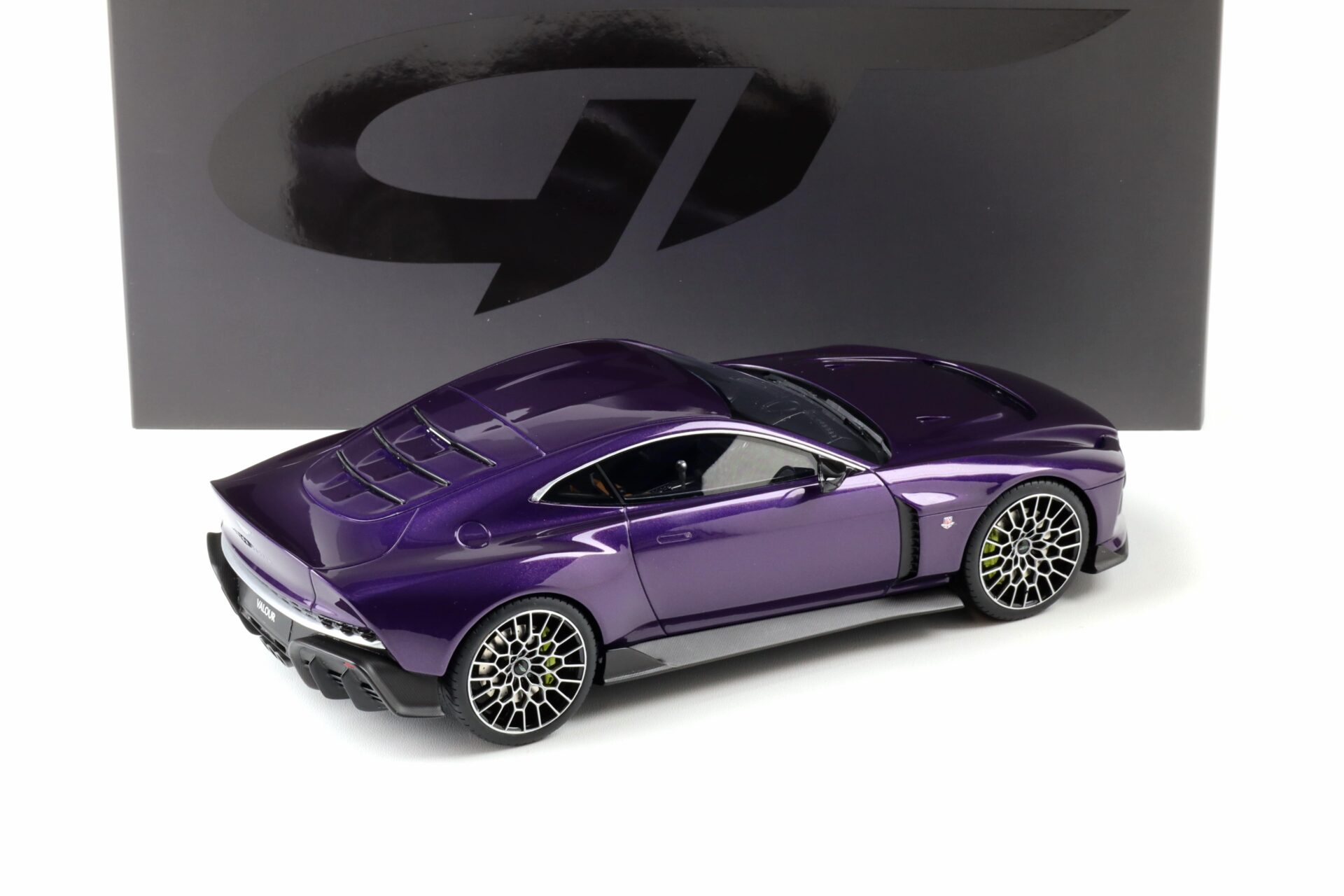 1:18 GT Spirit GT944 Aston Martin Valour Coupe 2023 Strom purple metallic