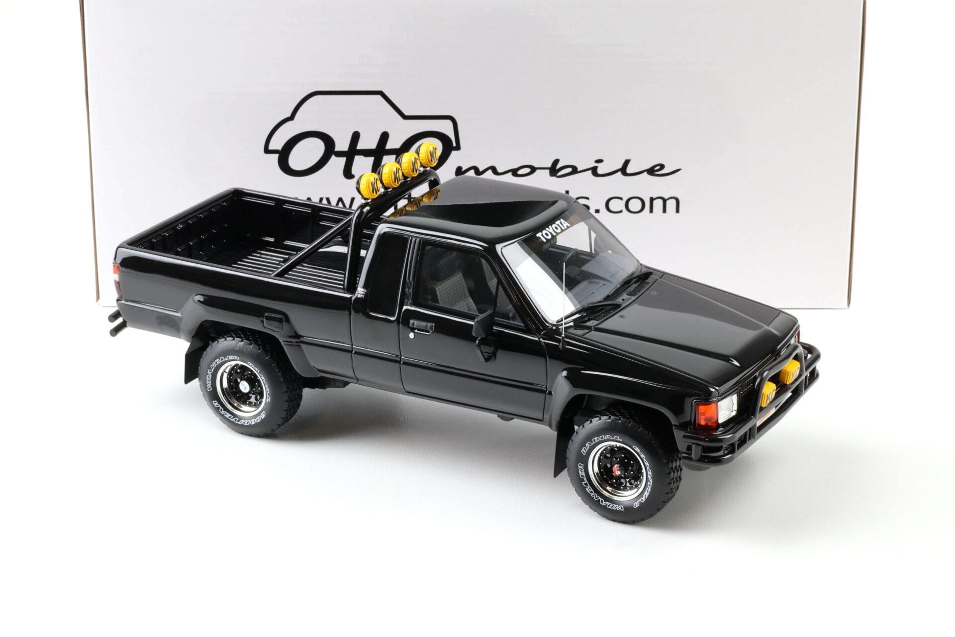 1:18 OTTO mobile OT481B Toyota Hilux SR5 Back to the Future Glossy black 1985
