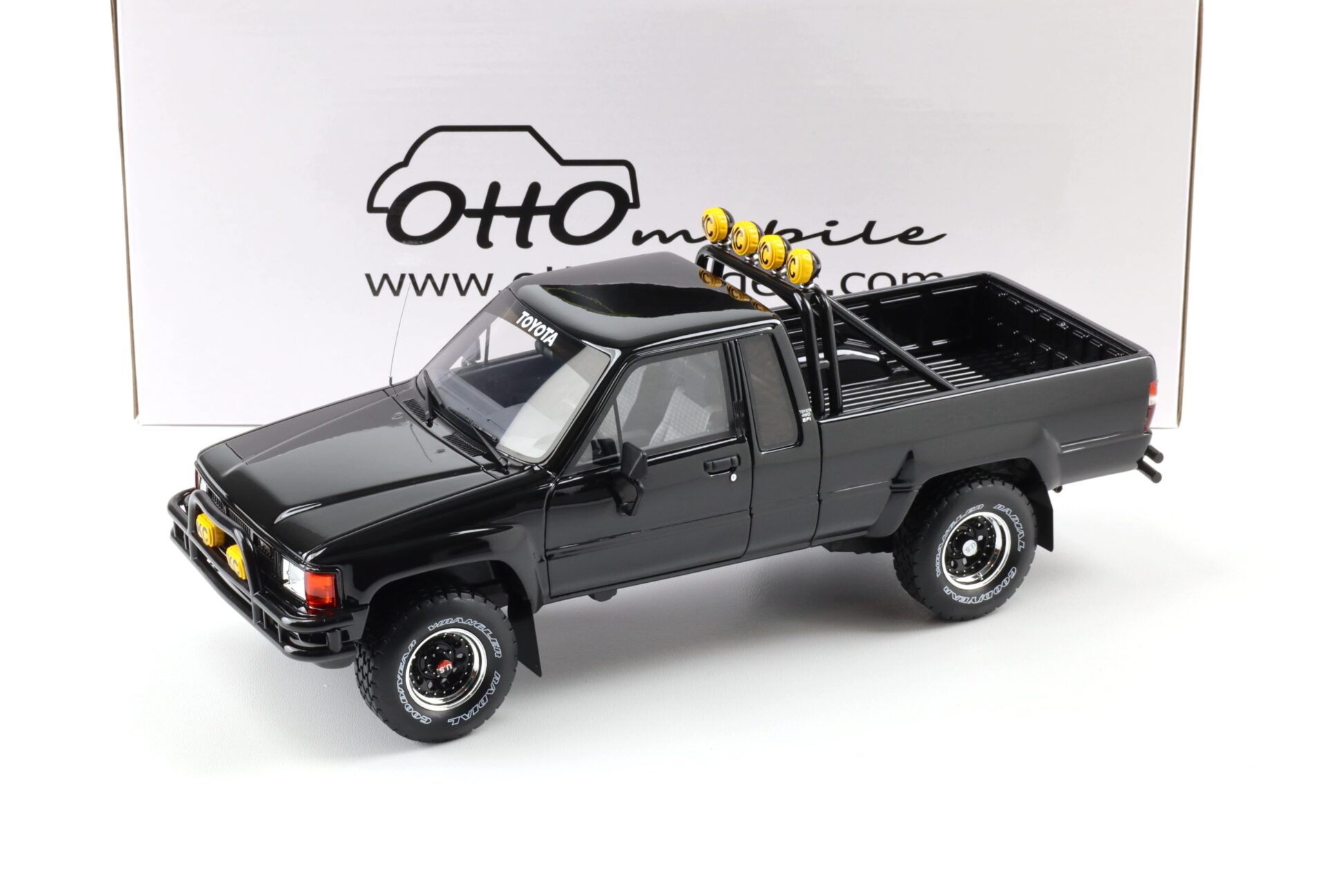 1:18 OTTO mobile OT481 Toyota Hilux SR5 Back to the Future Glossy black 1985