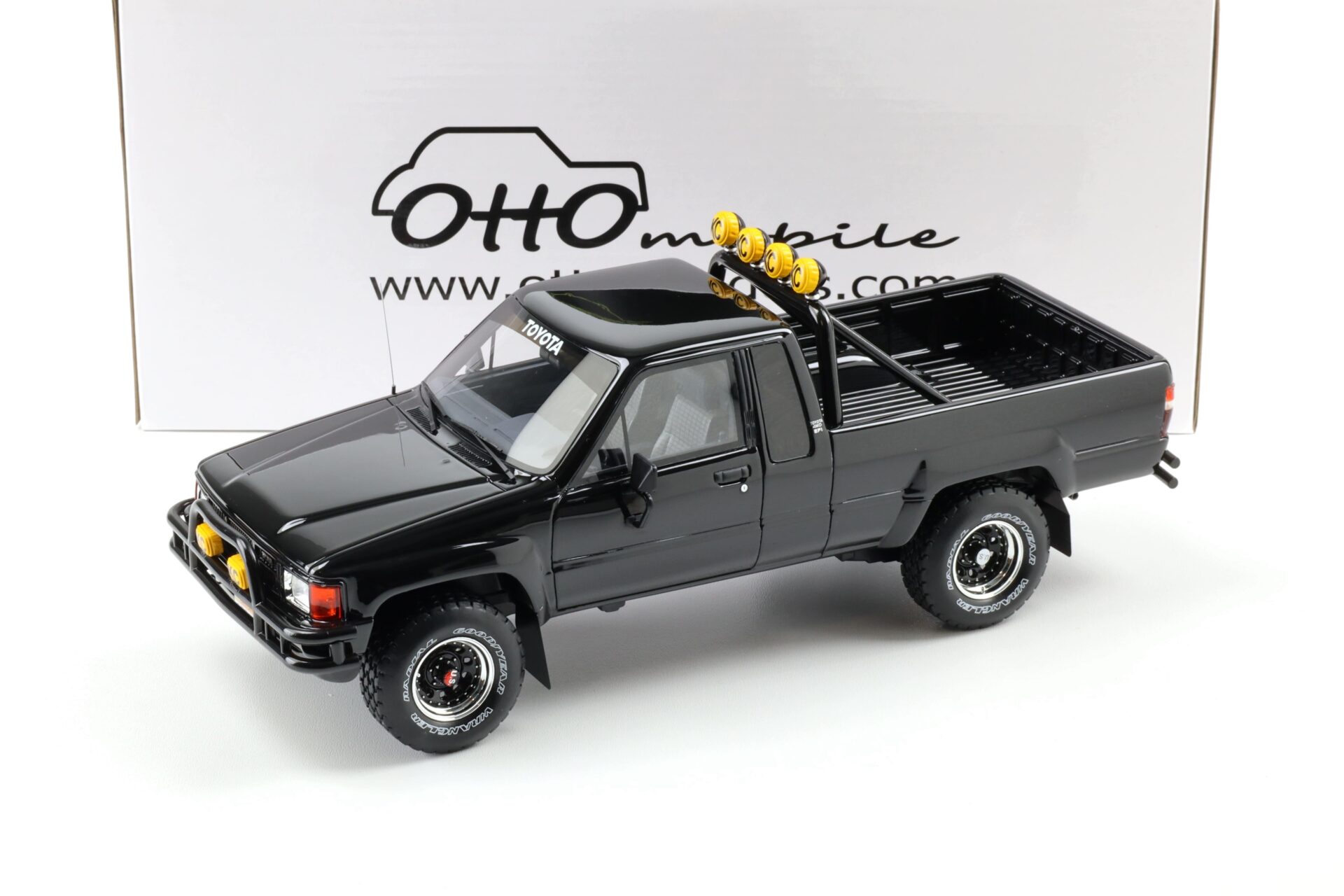1:18 OTTO mobile OT481B Toyota Hilux SR5 Back to the Future Glossy black 1985