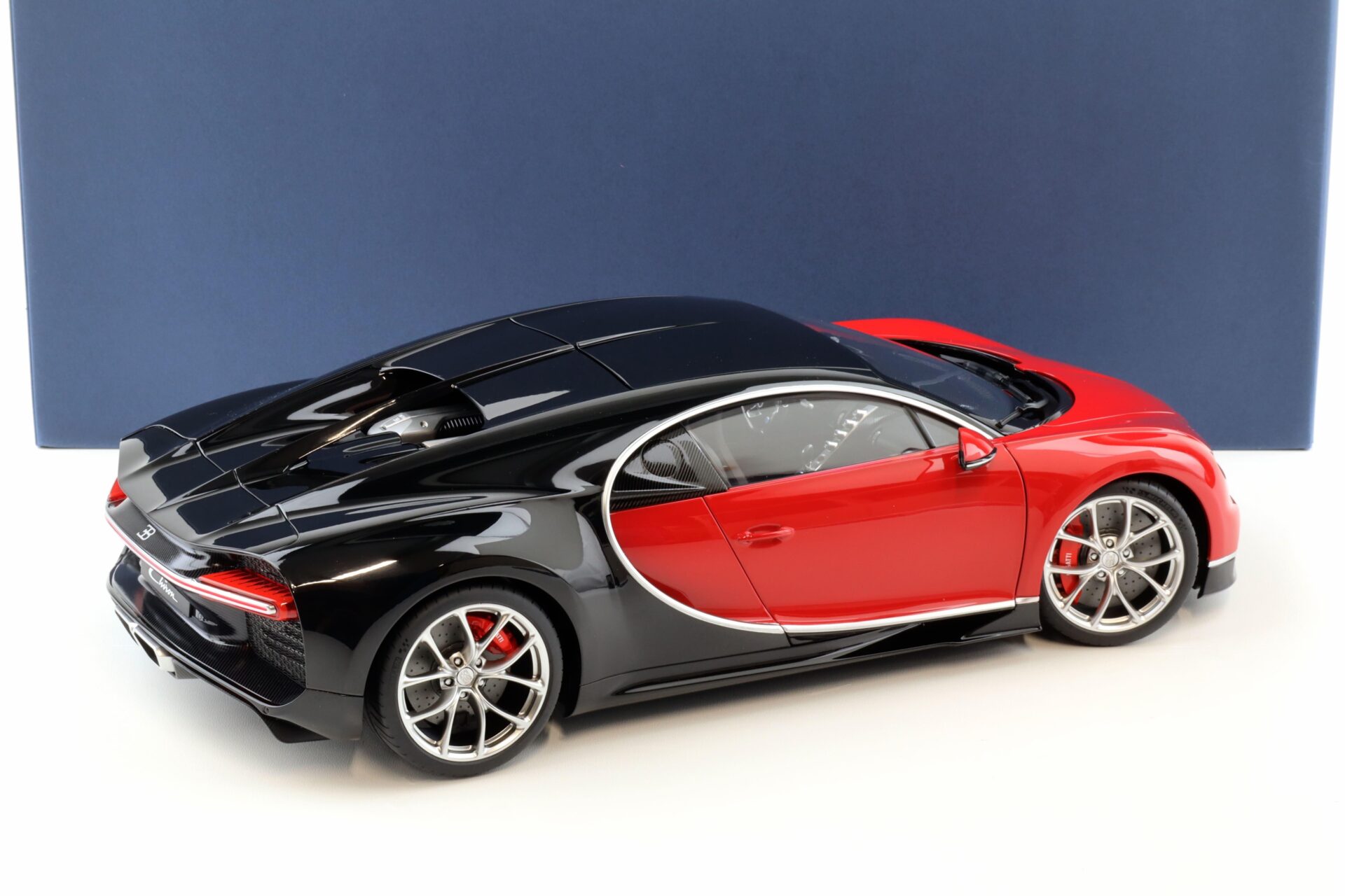 1:12 AUTOart Bugatti Chiron 2017 Italian red/ Nocturne black 12113