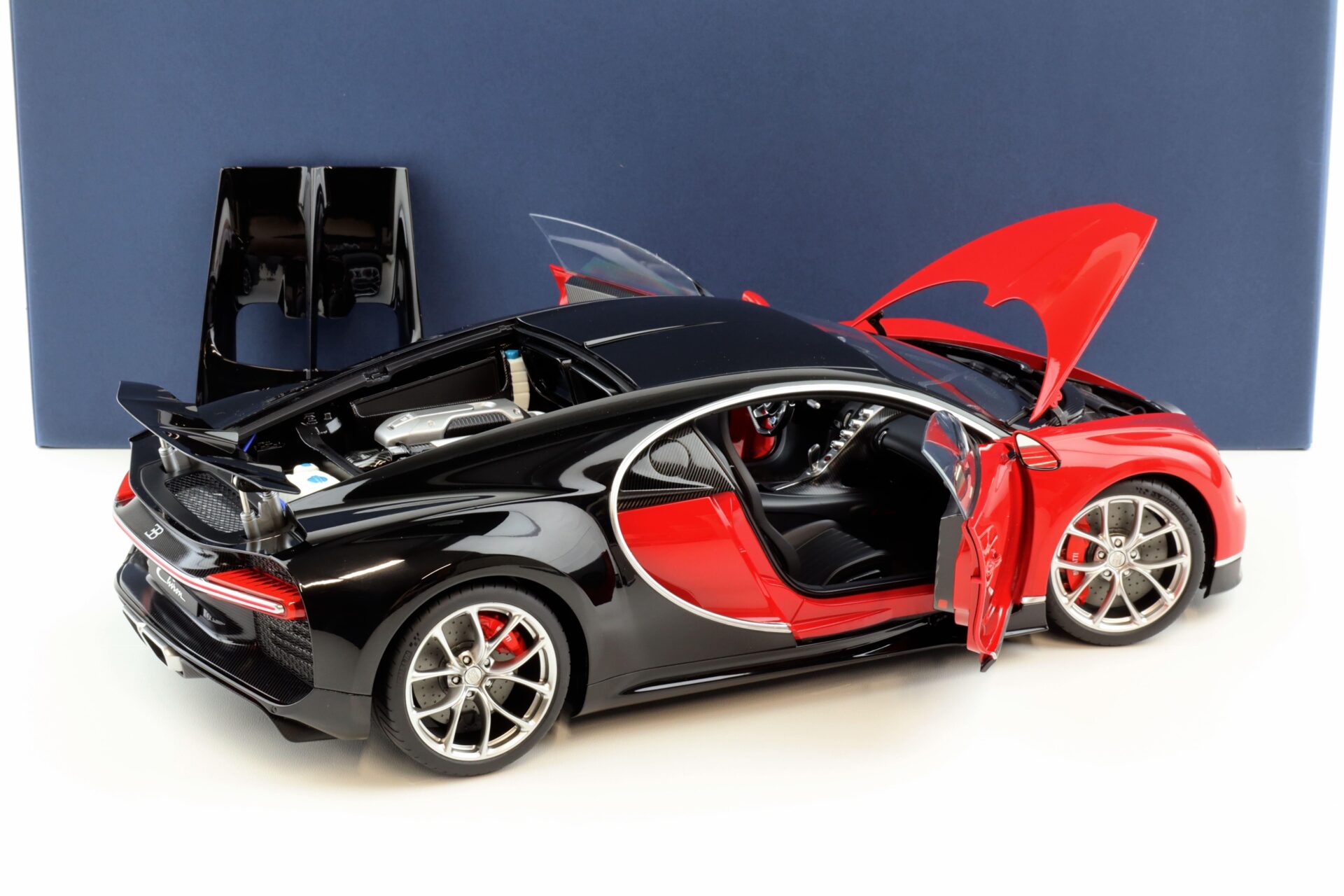 1:12 AUTOart Bugatti Chiron 2017 Italian red/ Nocturne black 12113