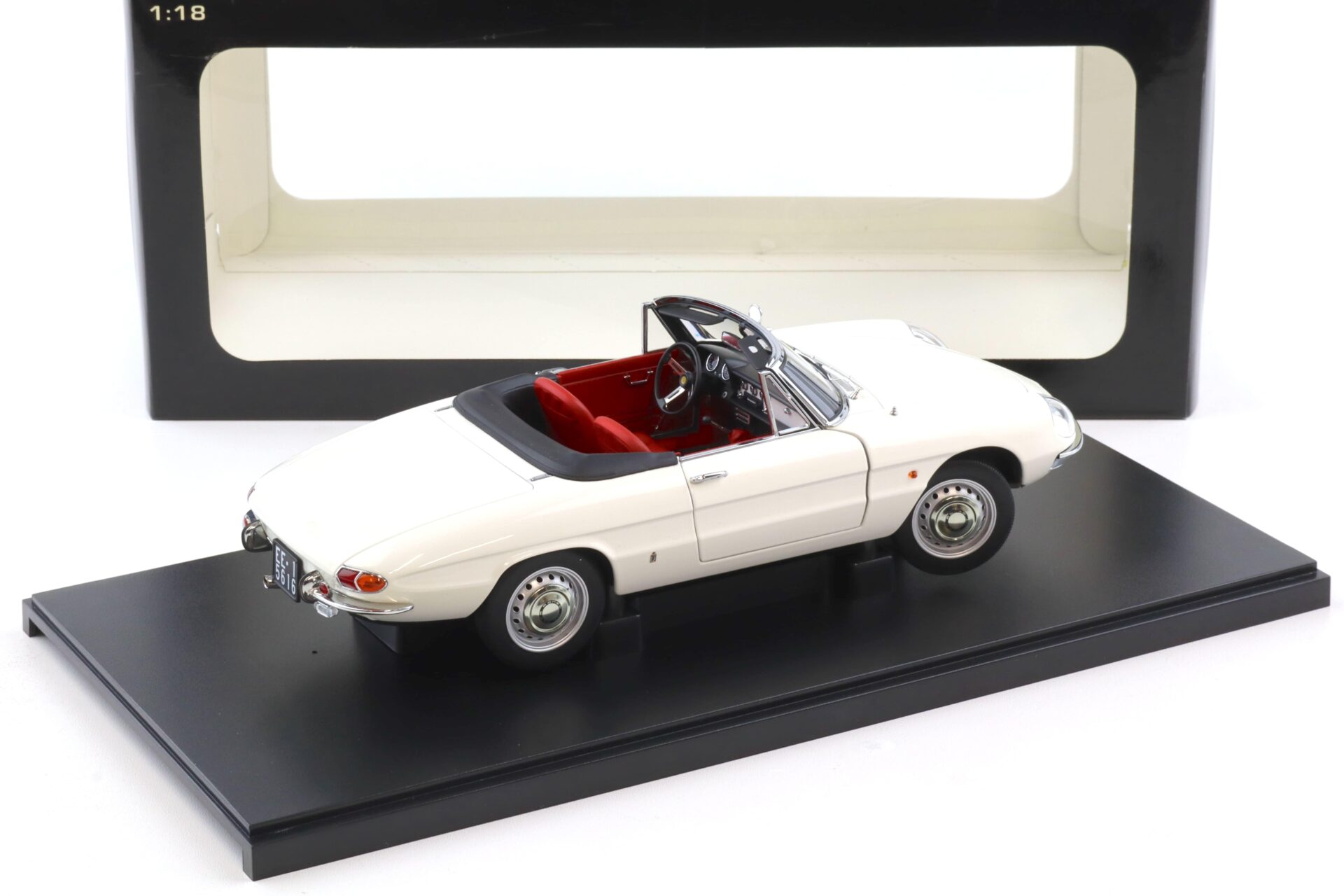1:18 AUTOart Alfa Romeo 1600 Duetto Spider white Diecast