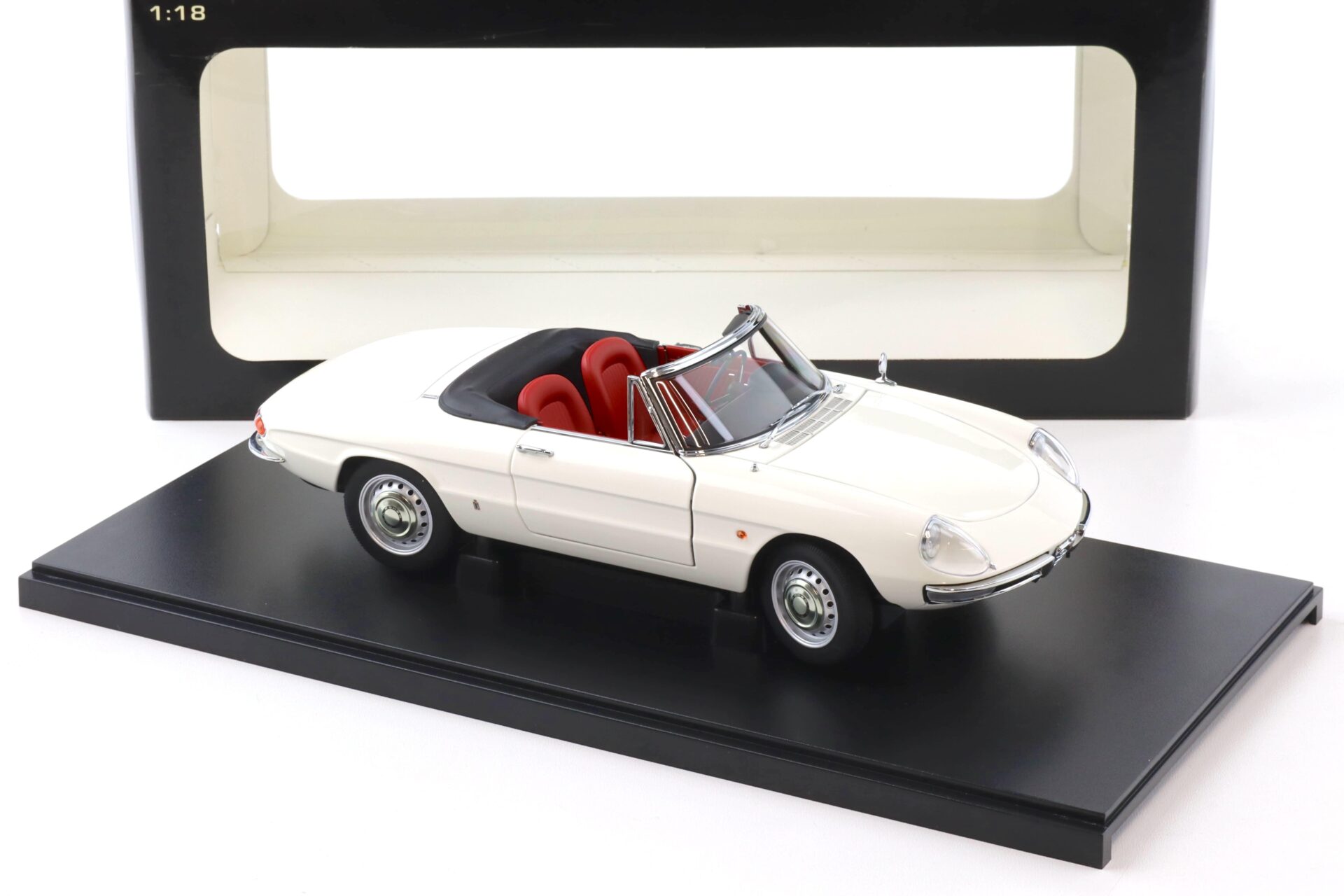 1:18 AUTOart Alfa Romeo 1600 Duetto Spider white Diecast