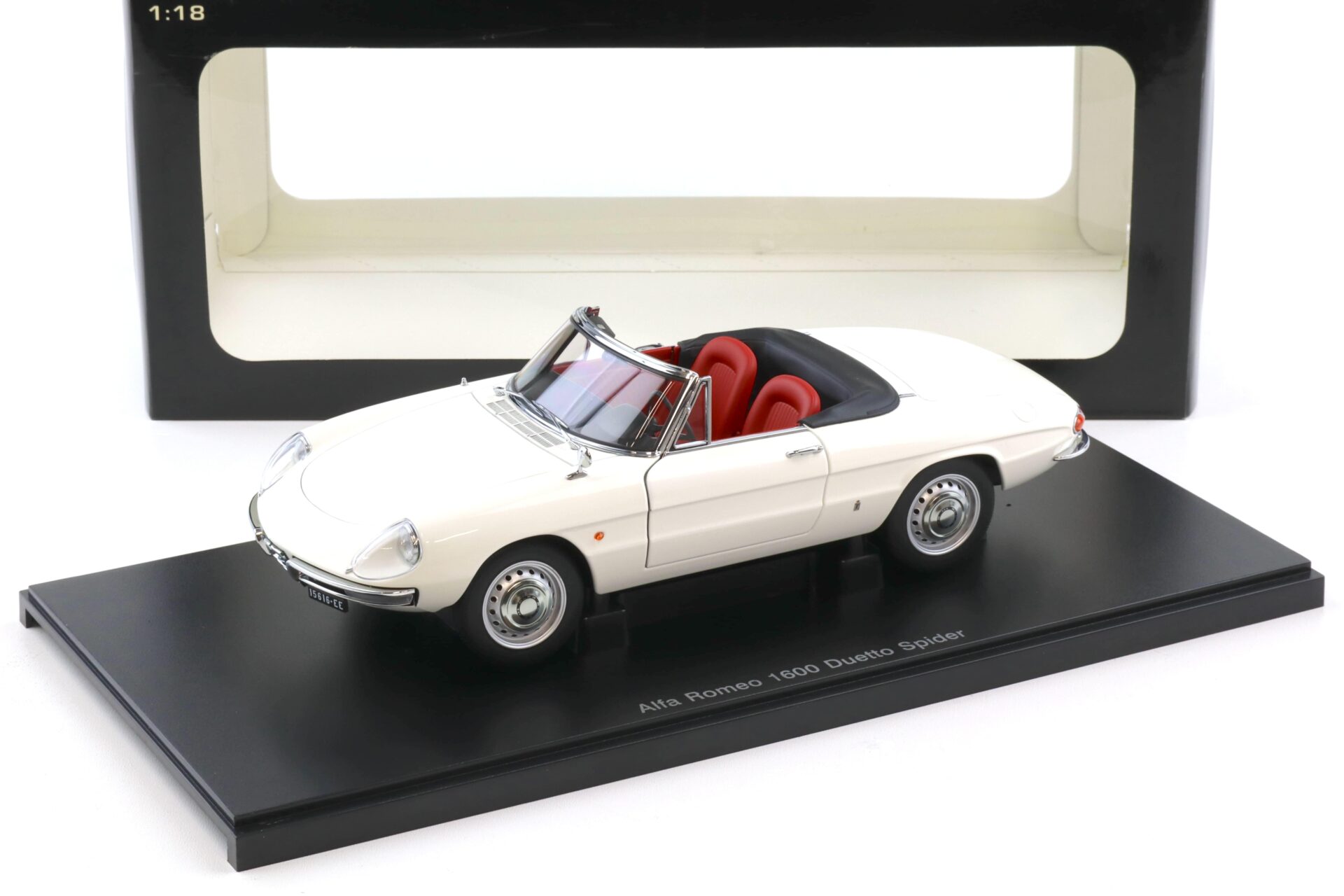 1:18 AUTOart Alfa Romeo 1600 Duetto Spider white Diecast