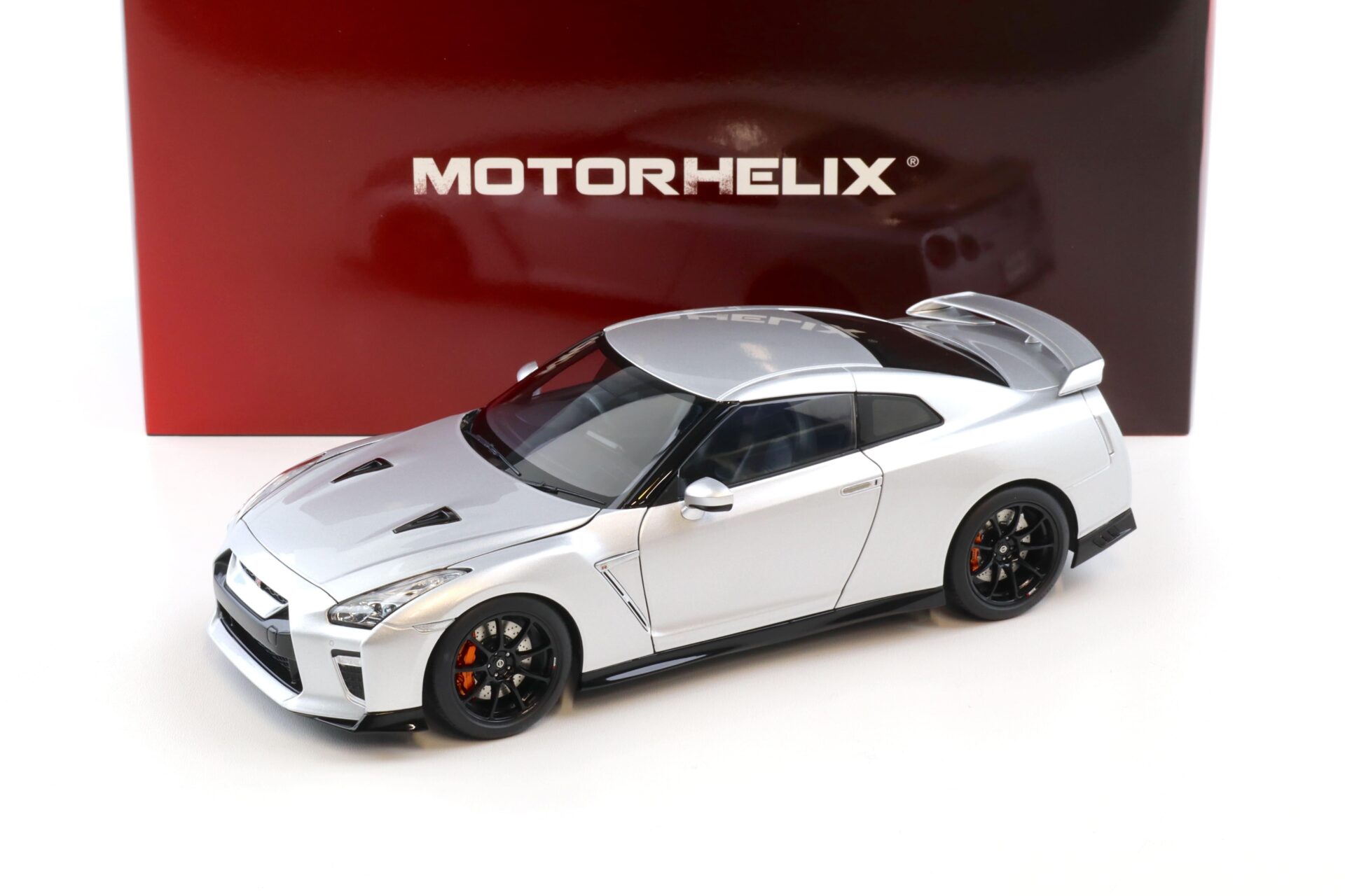 1:18 Motorhelix Nissan GT-R R35 Track Edition by NISMO 2020 Super silver M83505