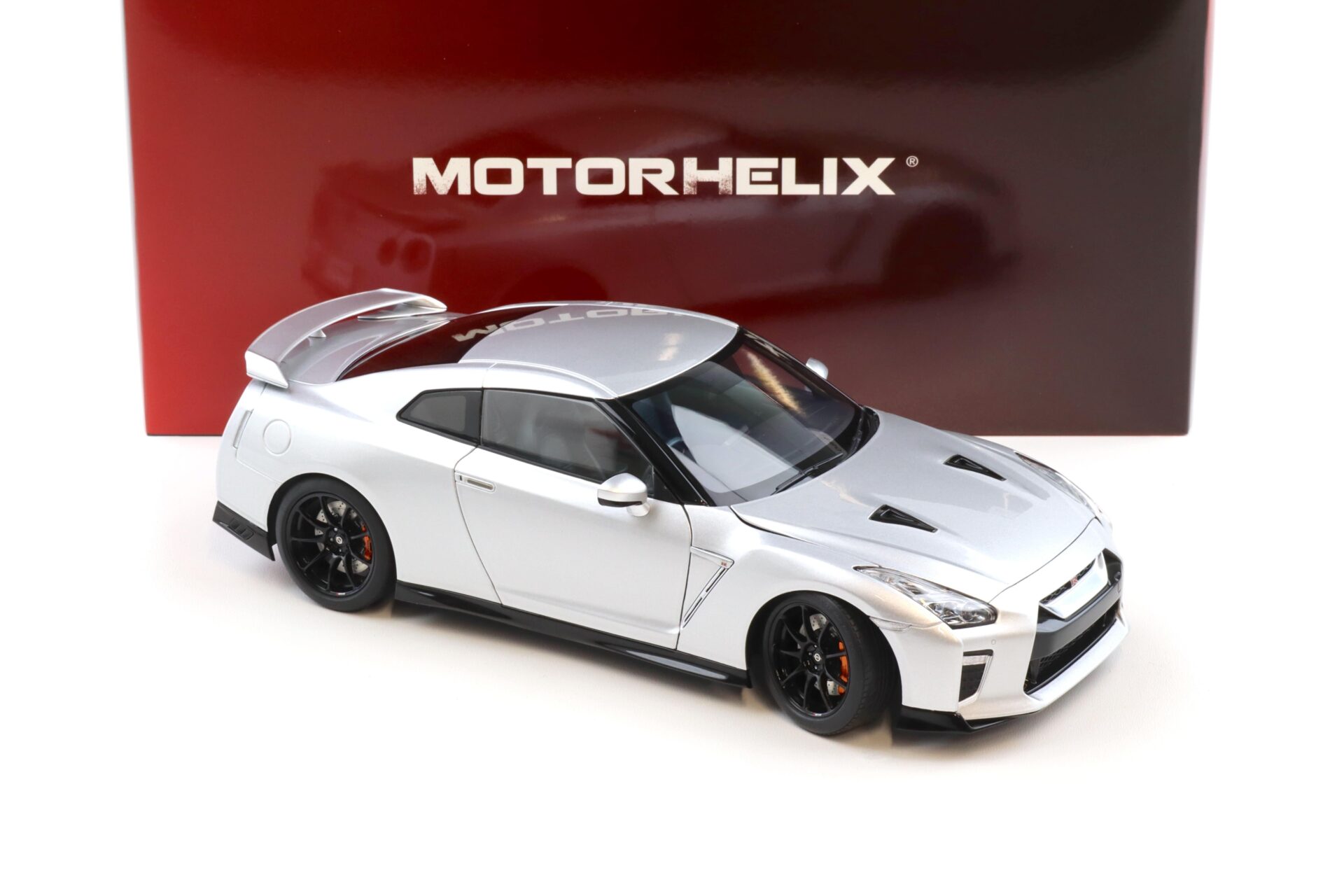 1:18 Motorhelix Nissan GT-R R35 Track Edition by NISMO 2020 Super silver M83505