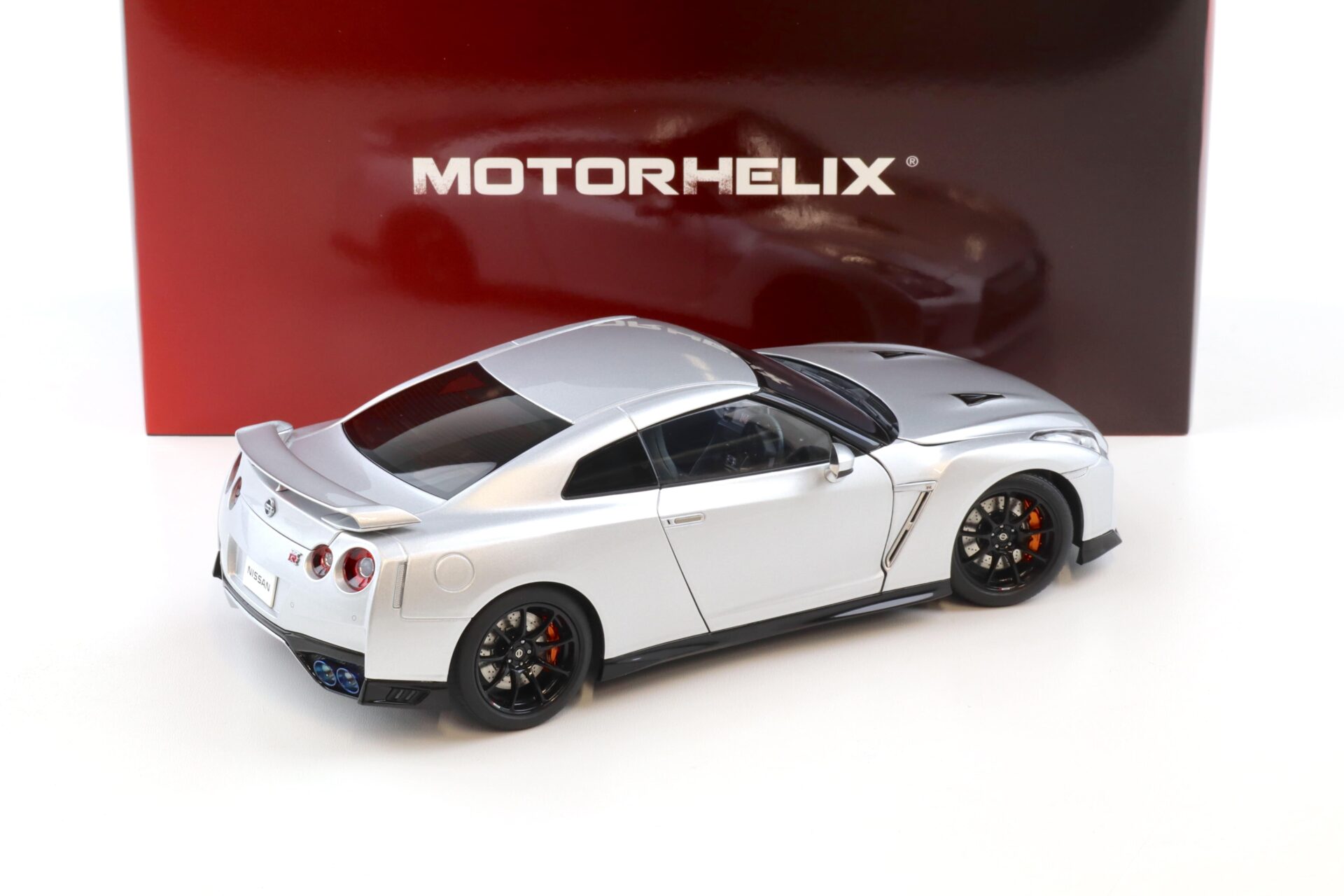 1:18 Motorhelix Nissan GT-R R35 Track Edition by NISMO 2020 Super silver M83505