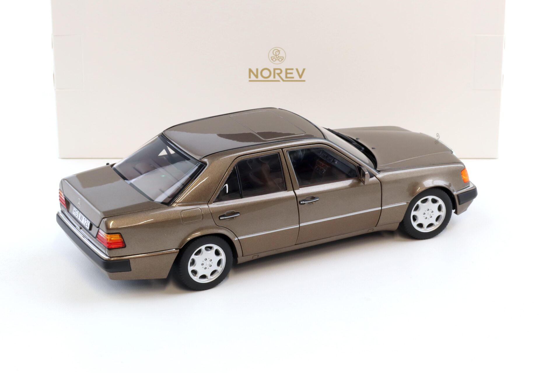 1:18 Norev Mercedes 500 E W124 5.0 V8 Limousine 1990 Impala metallic