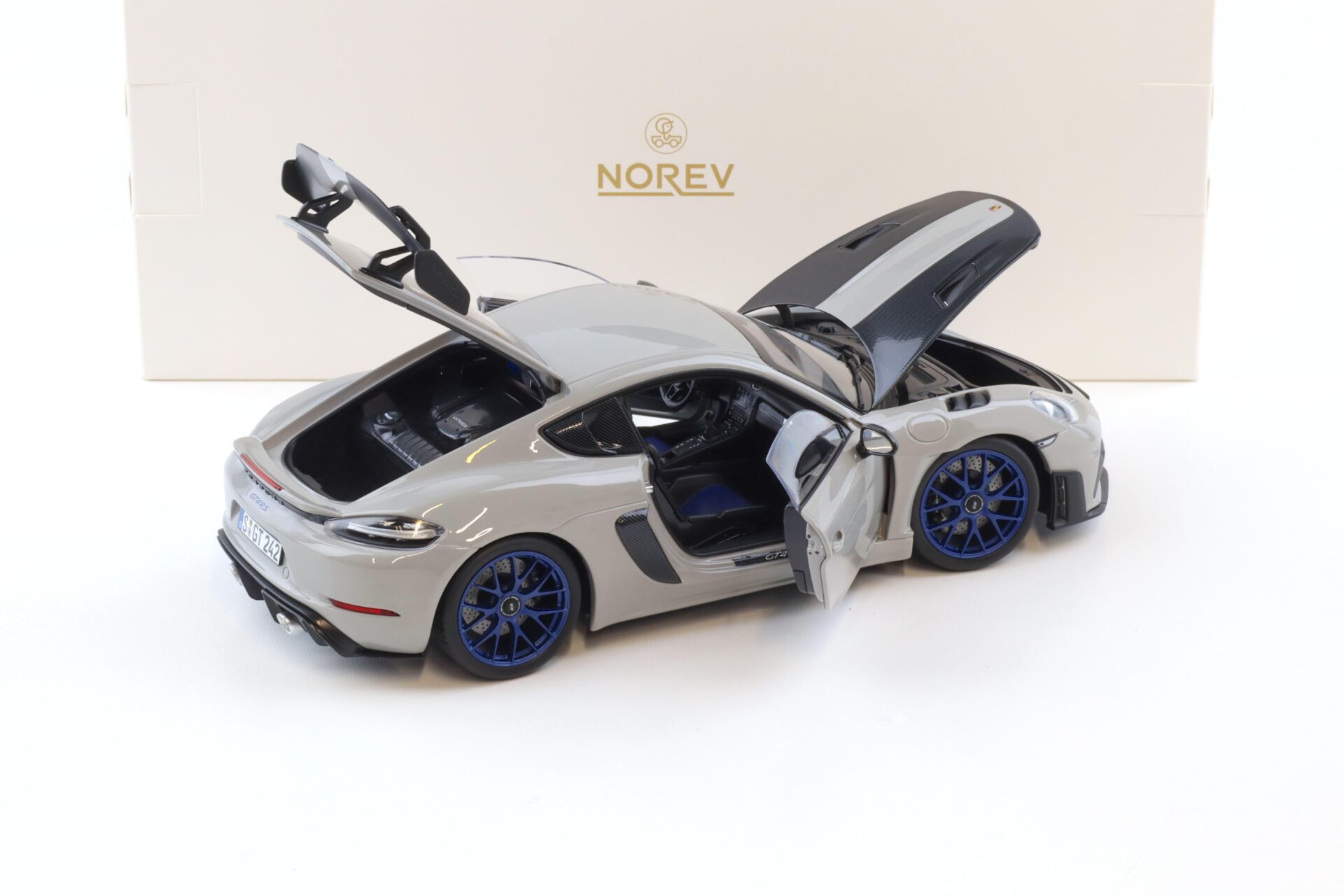 1:18 Norev Porsche Cayman GT4 RS Weissach Package 2023 Chalk grey